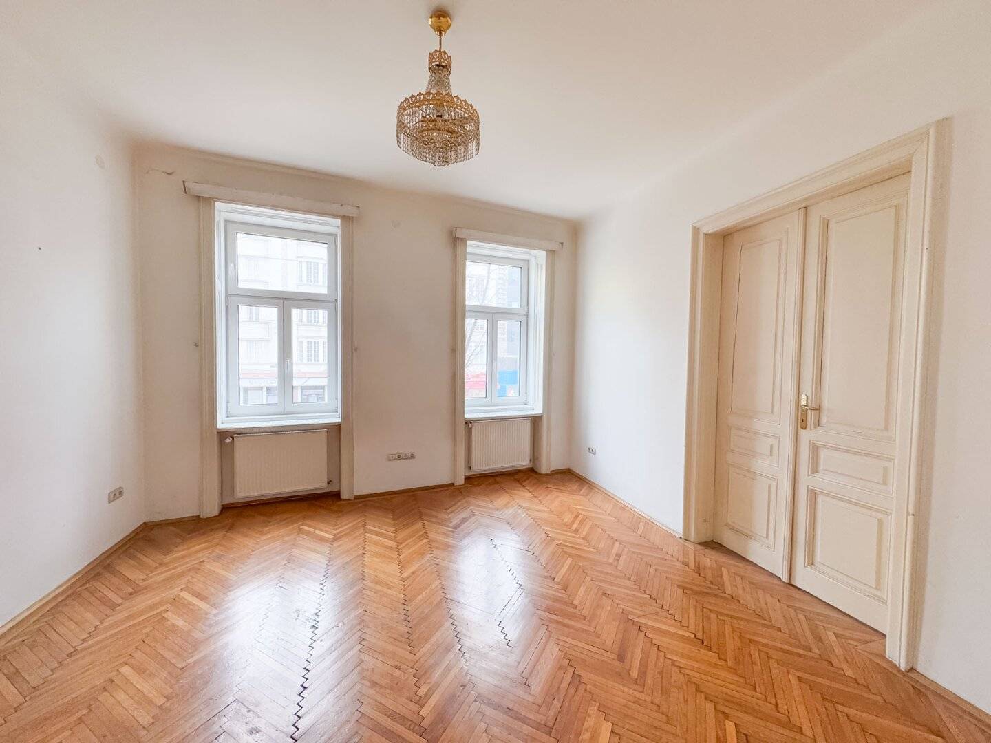 97.72 m² large, three-room old building apartment on Wiedner Hauptstraße