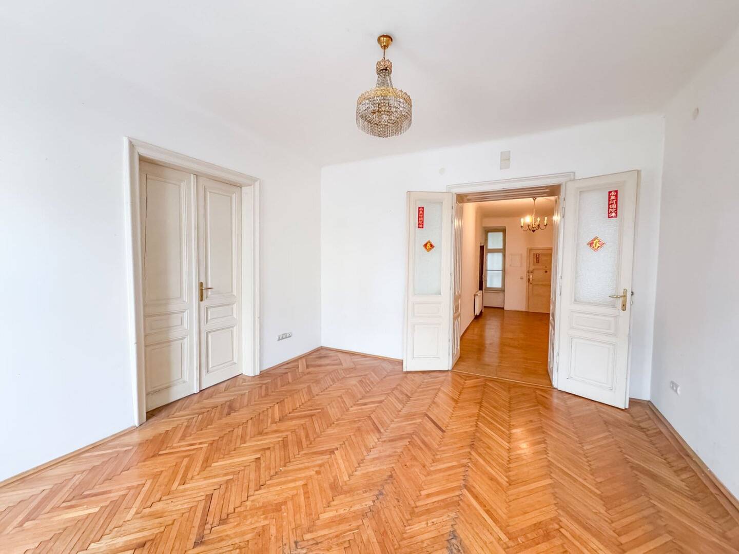 97.72 m² large, three-room old building apartment on Wiedner Hauptstraße