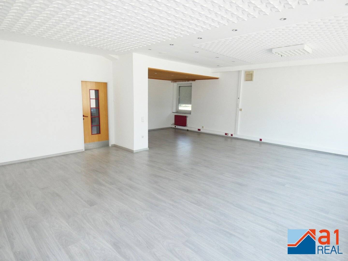 Bright office in Traun for rent
