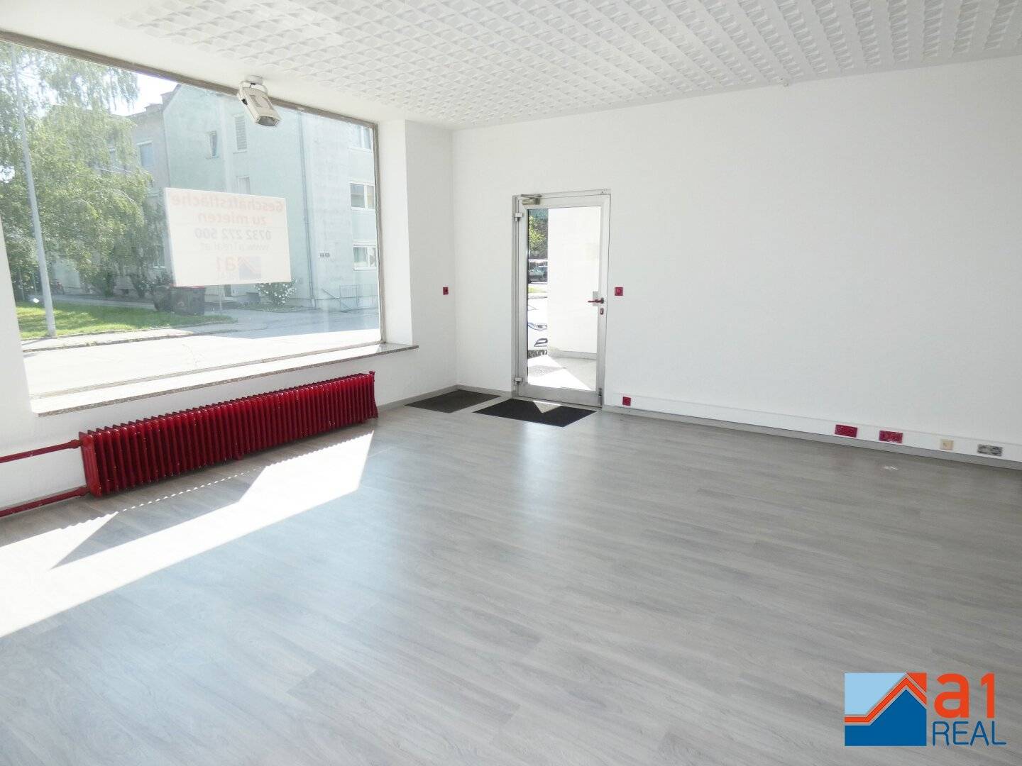 Bright office in Traun for rent