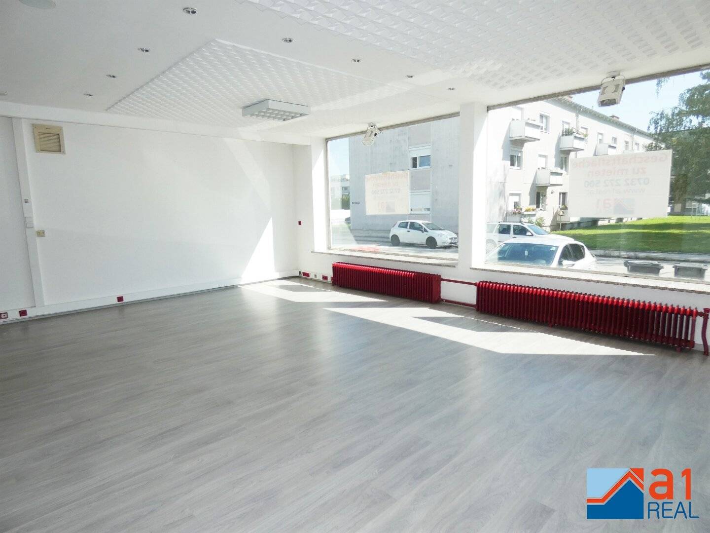Bright office in Traun for rent