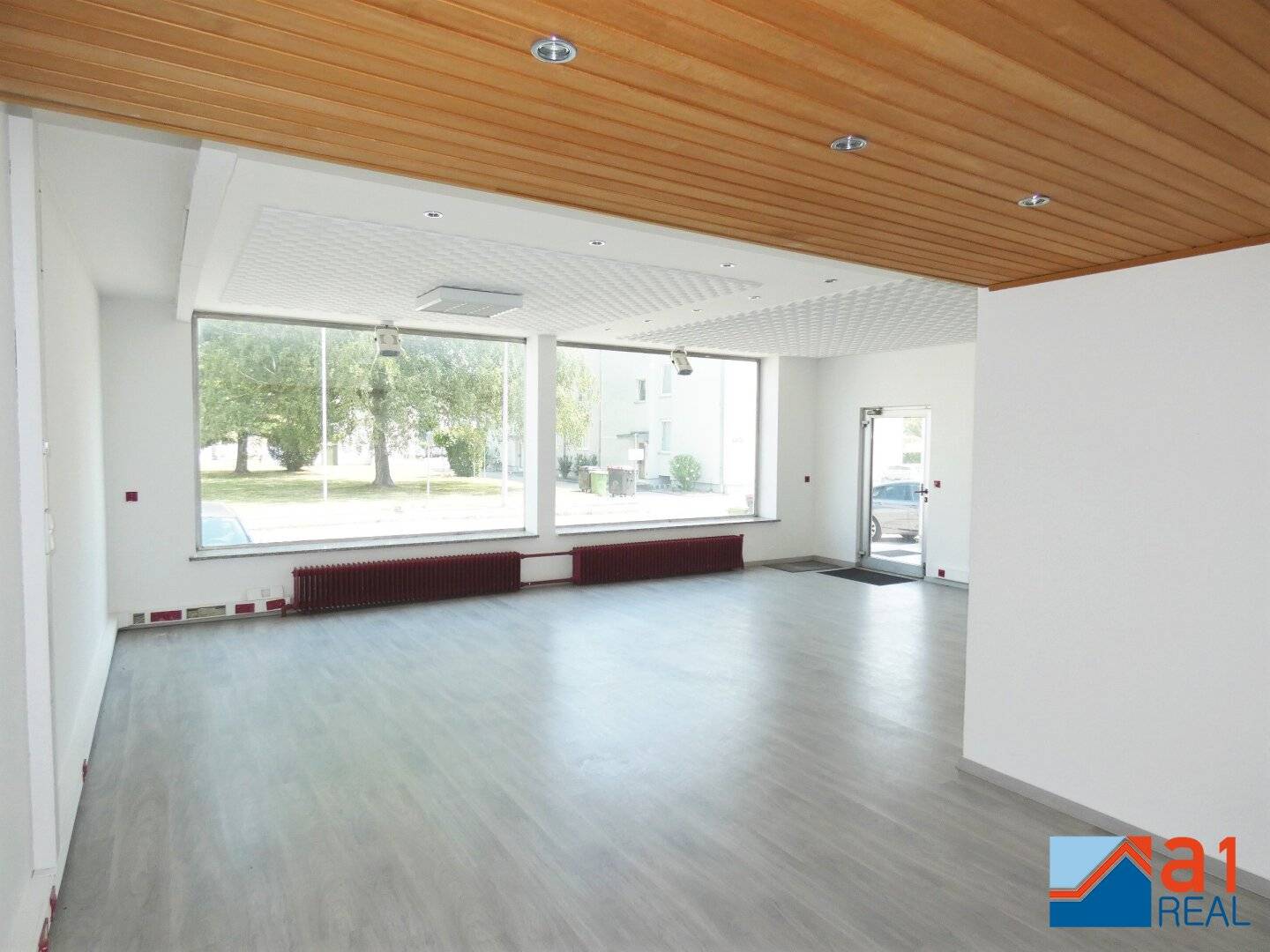 Bright office in Traun for rent