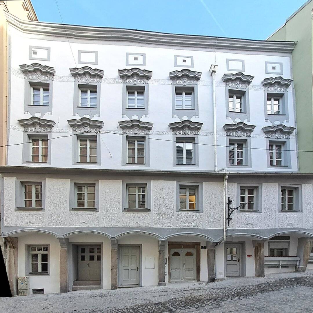 Commercial space in revitalized historic townhouse