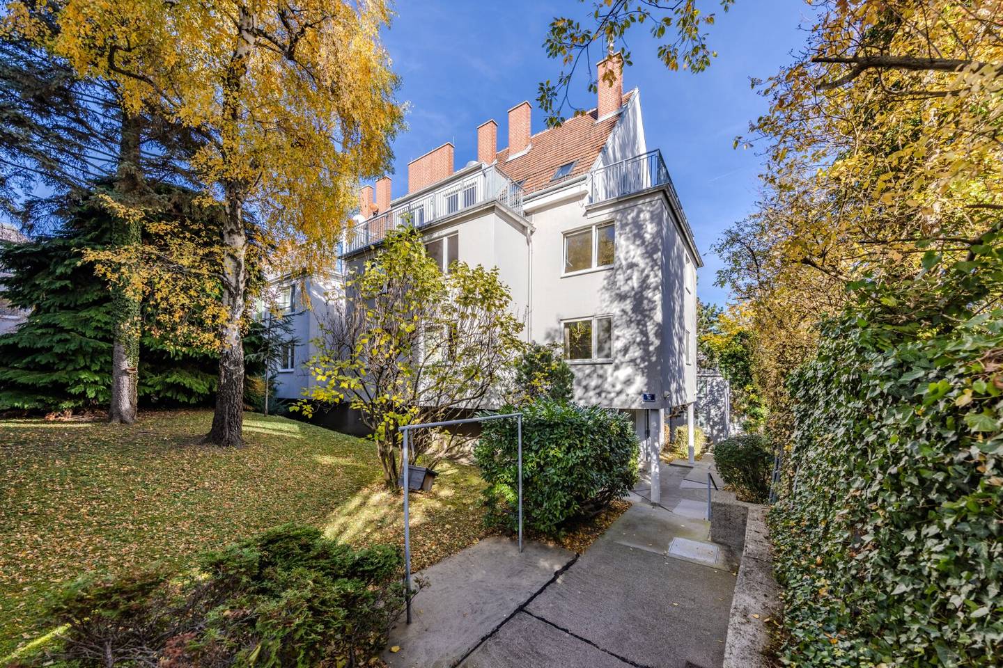 Bright extensively renovated top floor apartment in Döbling Nottebohmstraße without elevator