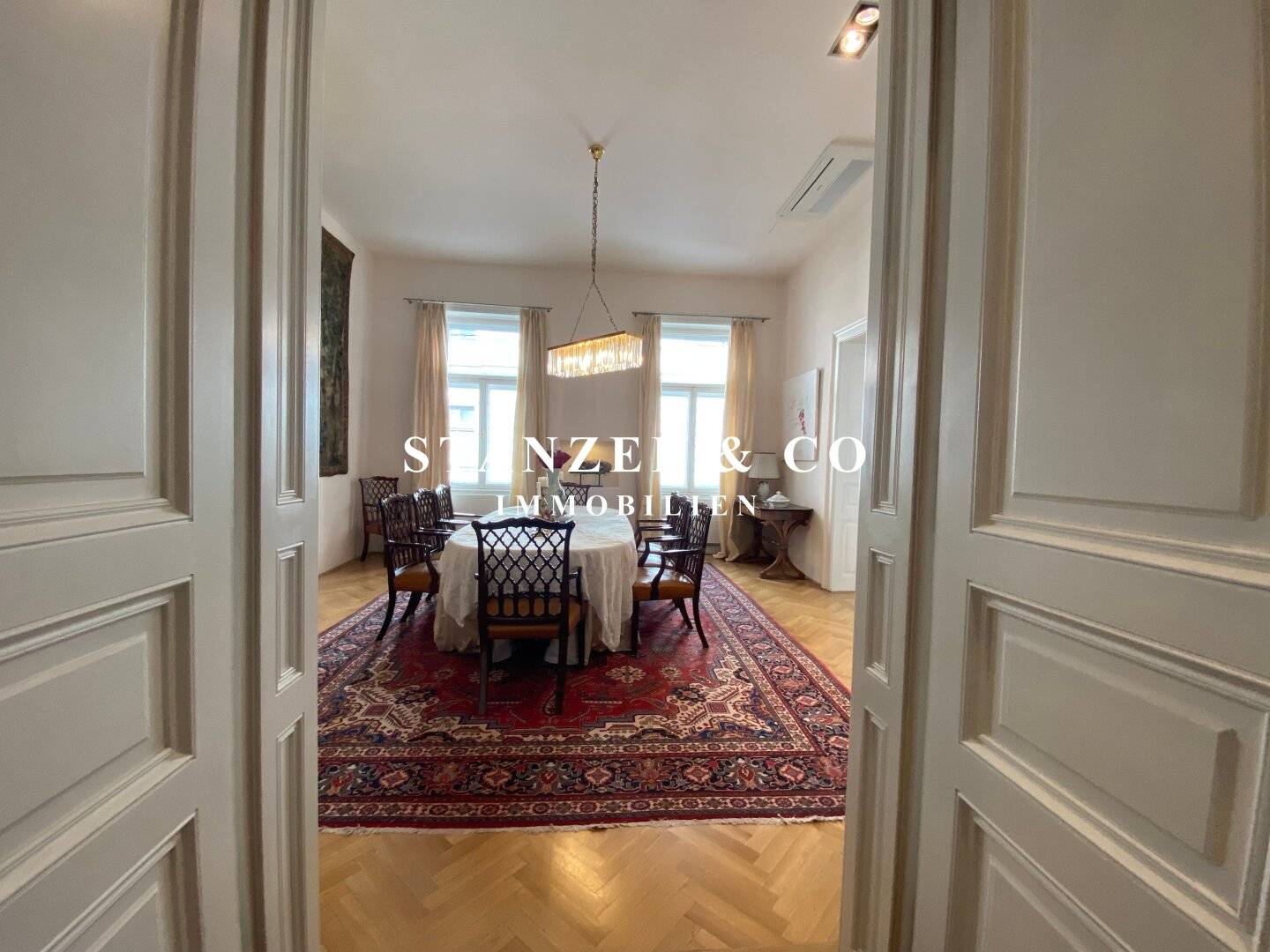 Gorgeous old building apartment at Karlsplatz