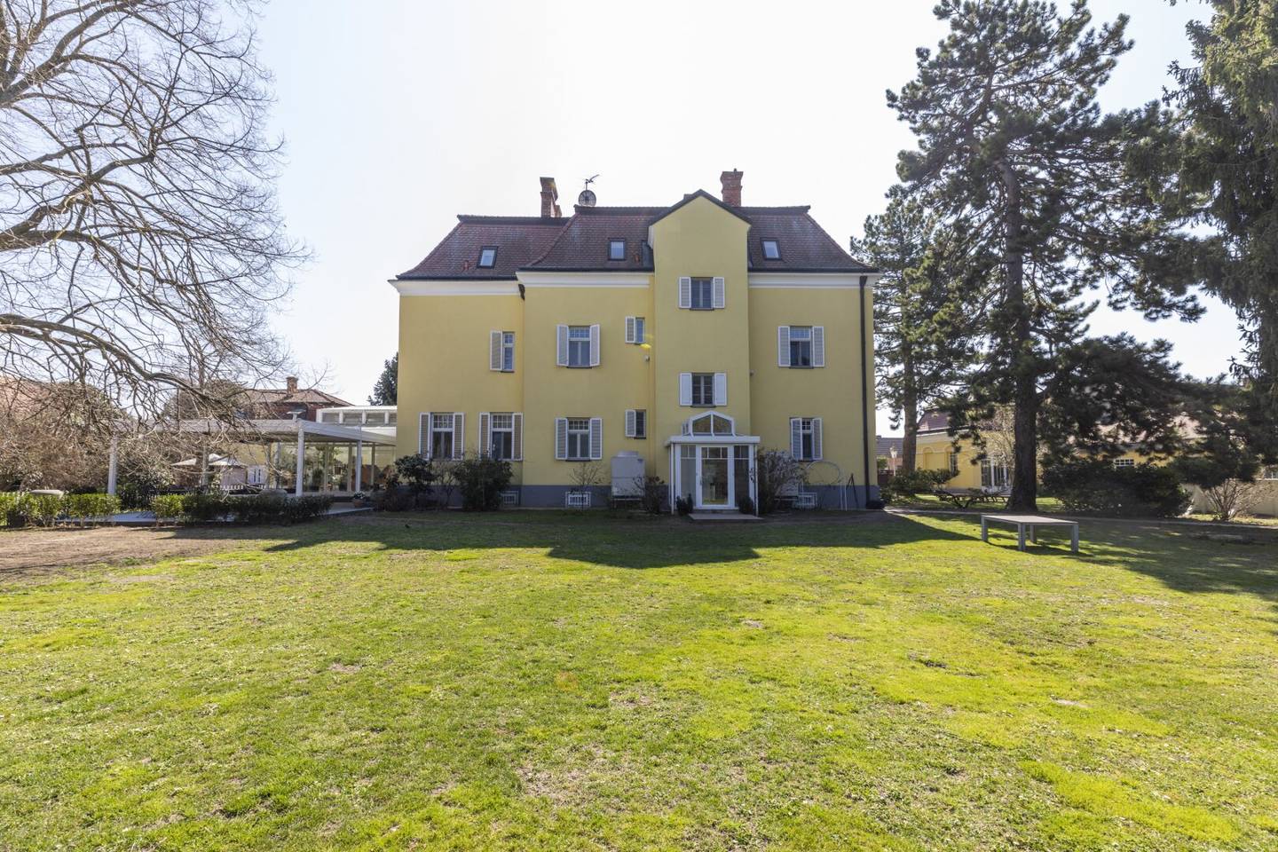 Elegantes Herrenhaus mit weitläufigem Naturgarten Nahe der Stadtgrenze Wien