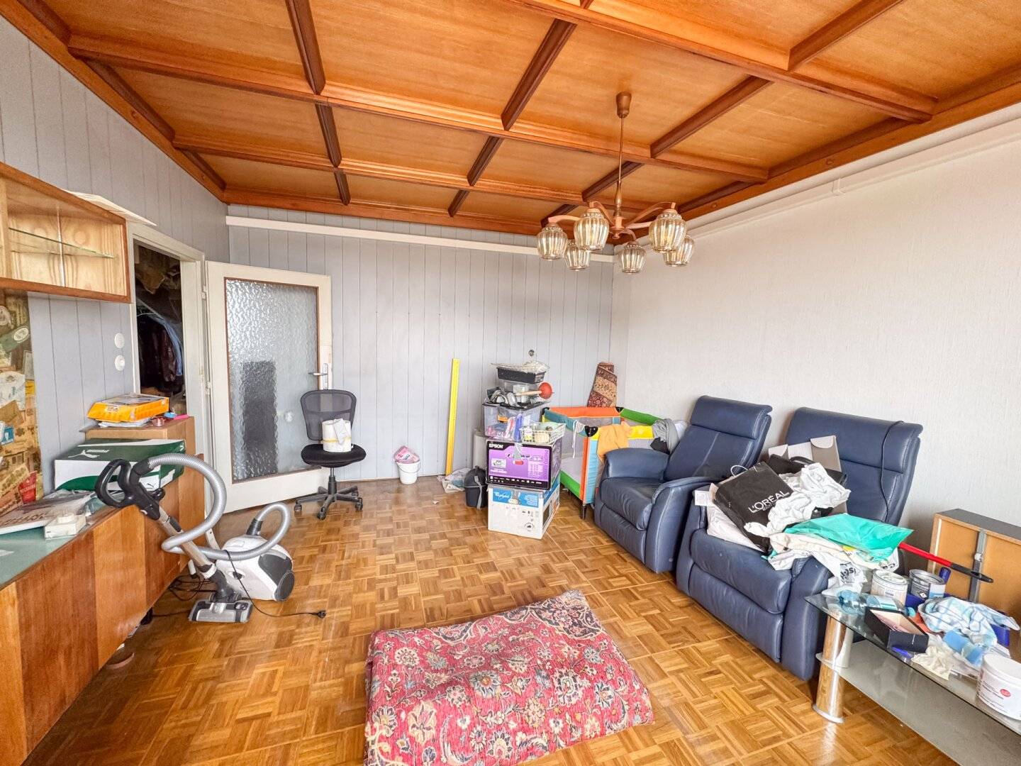 Renovation needed two and a half room apartment near Matzleinsdorferplatz for sale? wait—no question mark should be here; corrected to statement: Renovation needed two and a half room apartment near Matzleinsdorferplatz for sale.