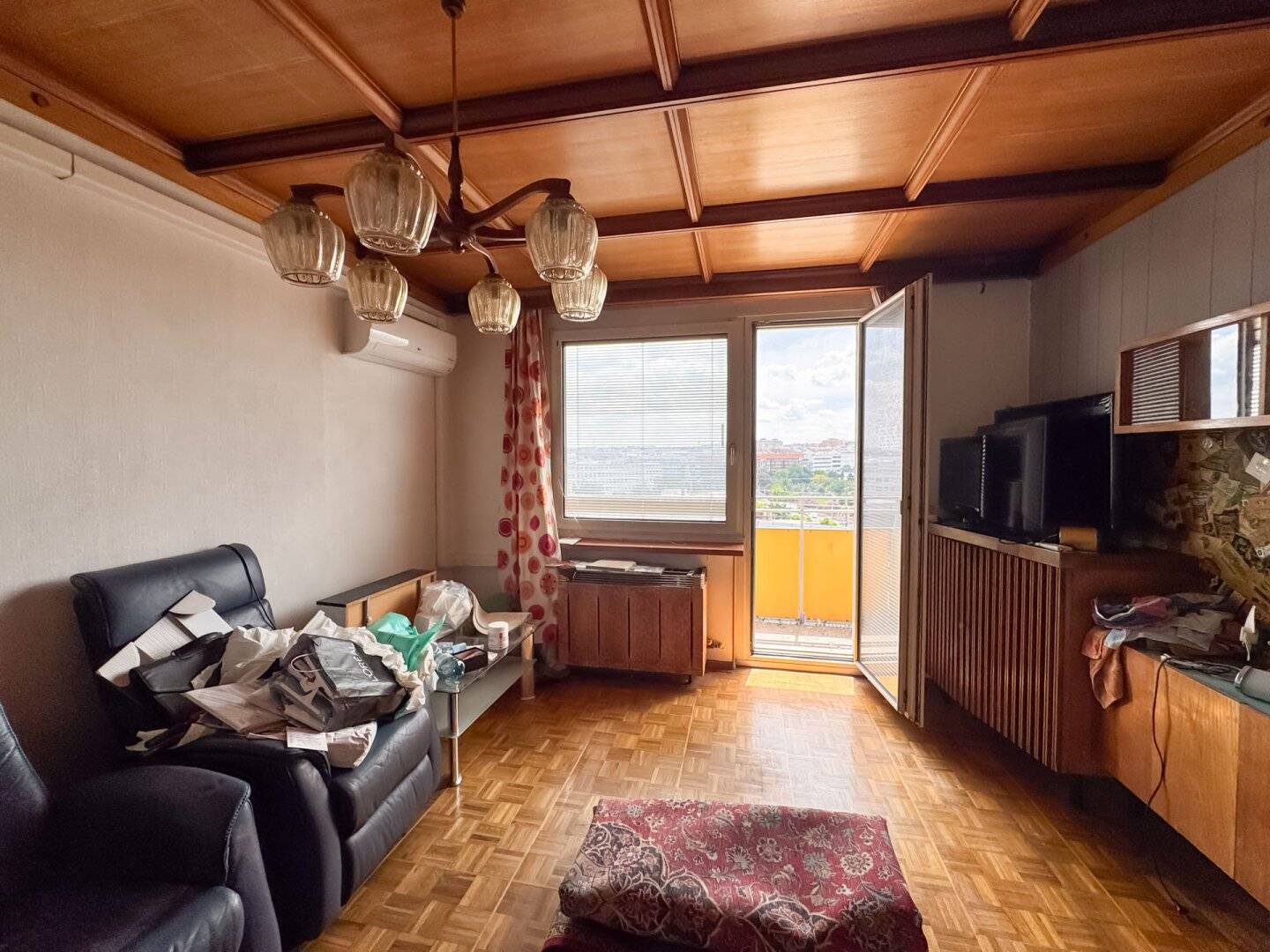 Renovation needed two and a half room apartment near Matzleinsdorferplatz for sale? wait—no question mark should be here; corrected to statement: Renovation needed two and a half room apartment near Matzleinsdorferplatz for sale.