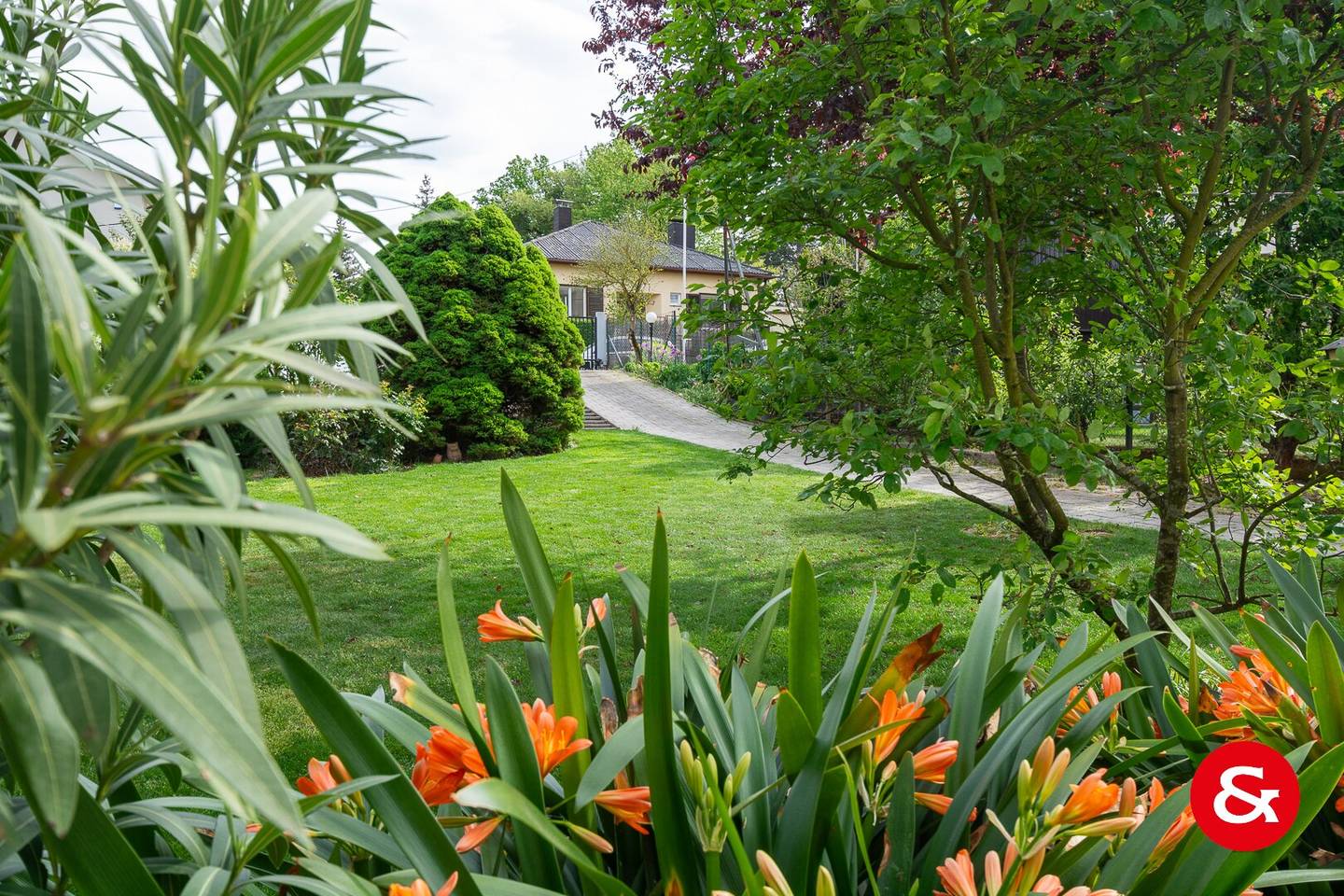 Wunderbarer Garten, toller Pool und fantastische Fernsicht!