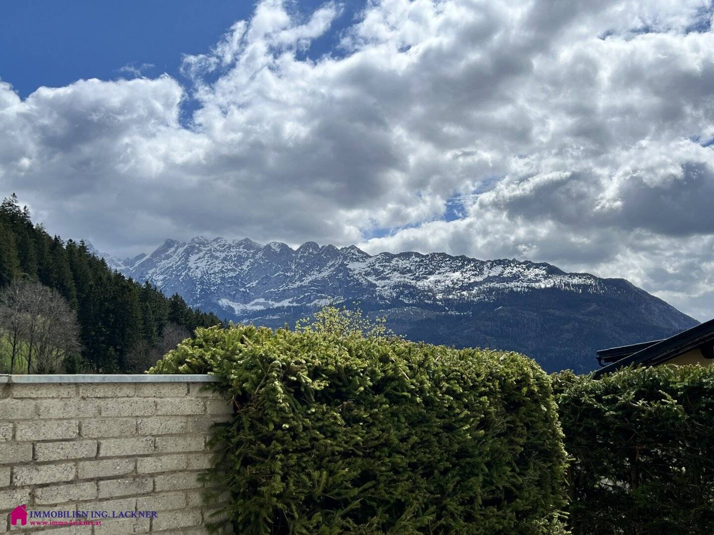 Über den Dächern von Bad Mitterndorf mit Blick in die umliegende Bergwelt - Highlight Ortsnähe