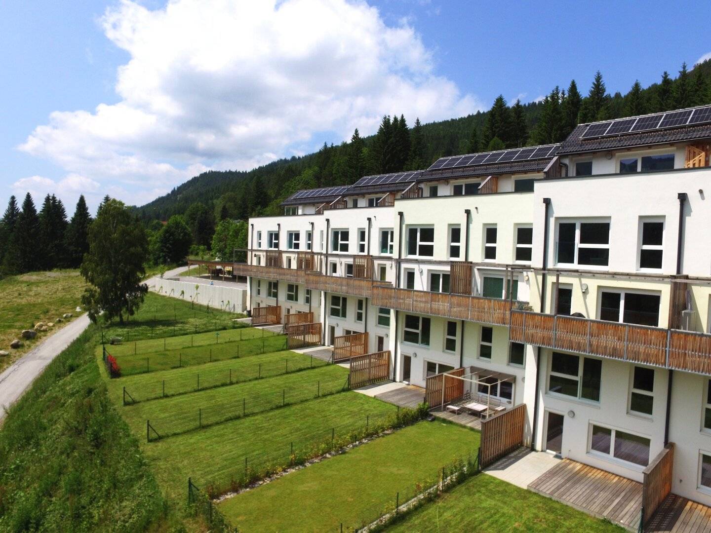 KÜHLE SOMMER IM ZWEITWOHNSITZ! Stilvolle Gartenmaisonette mit unverbaubarem Ausblick!