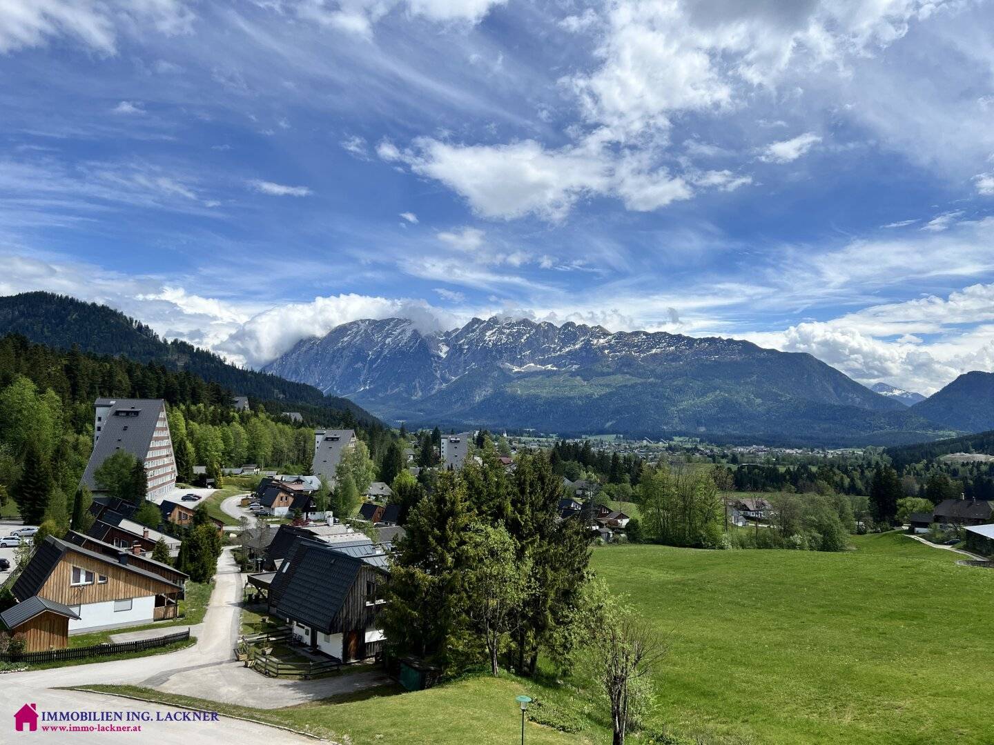 Zwei Zimmer Wohnung mit großer Loggia, traumhaften Ausblick und Hallenbad