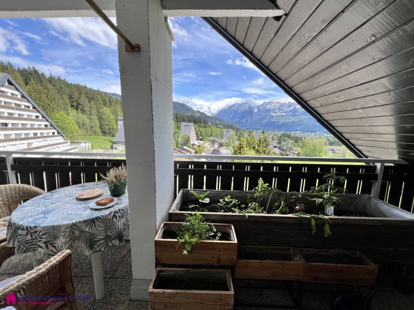 Zwei Zimmer Wohnung mit großer Loggia, traumhaften Ausblick und Hallenbad
