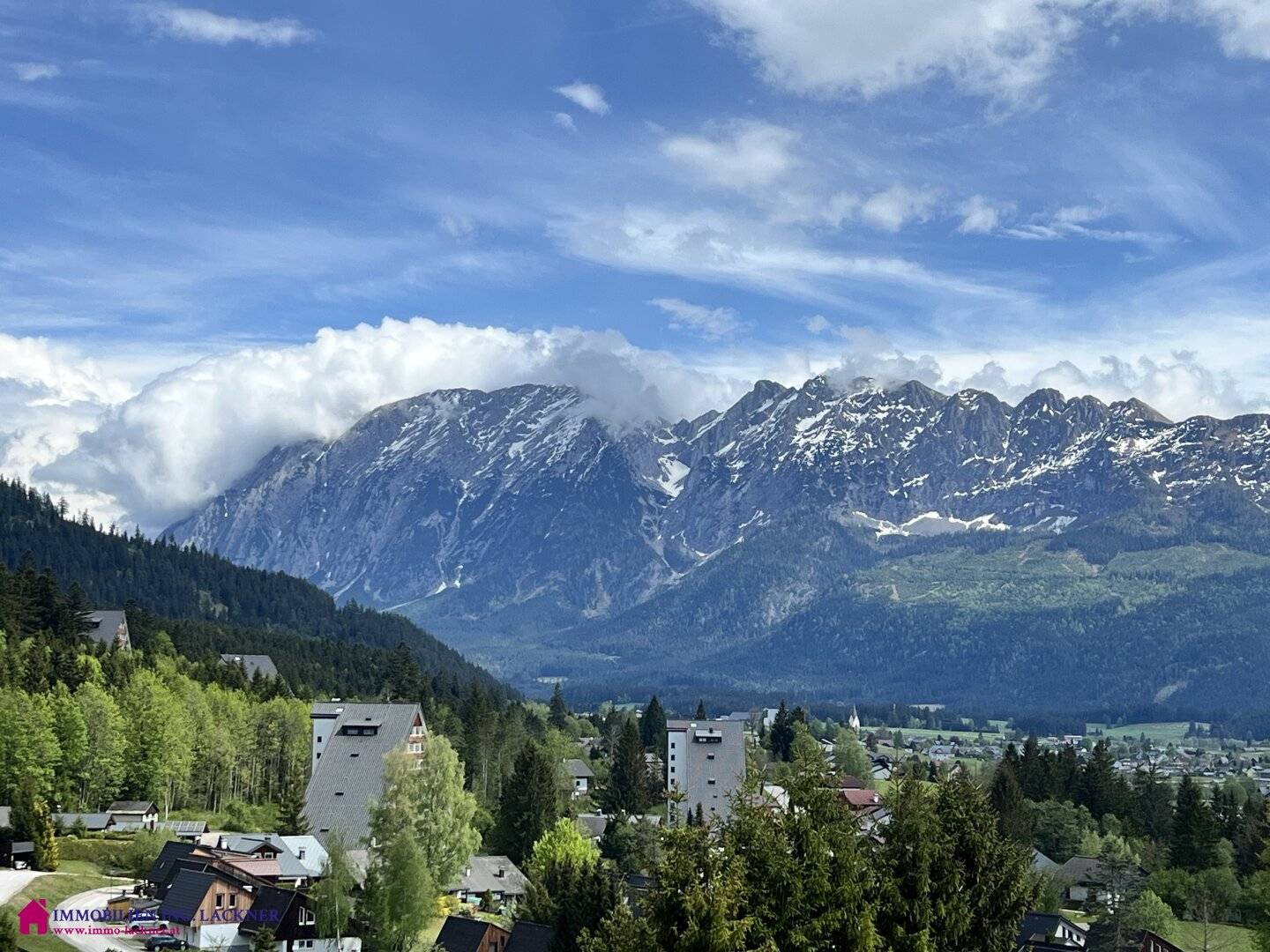 Zwei Zimmer Wohnung mit großer Loggia, traumhaften Ausblick und Hallenbad