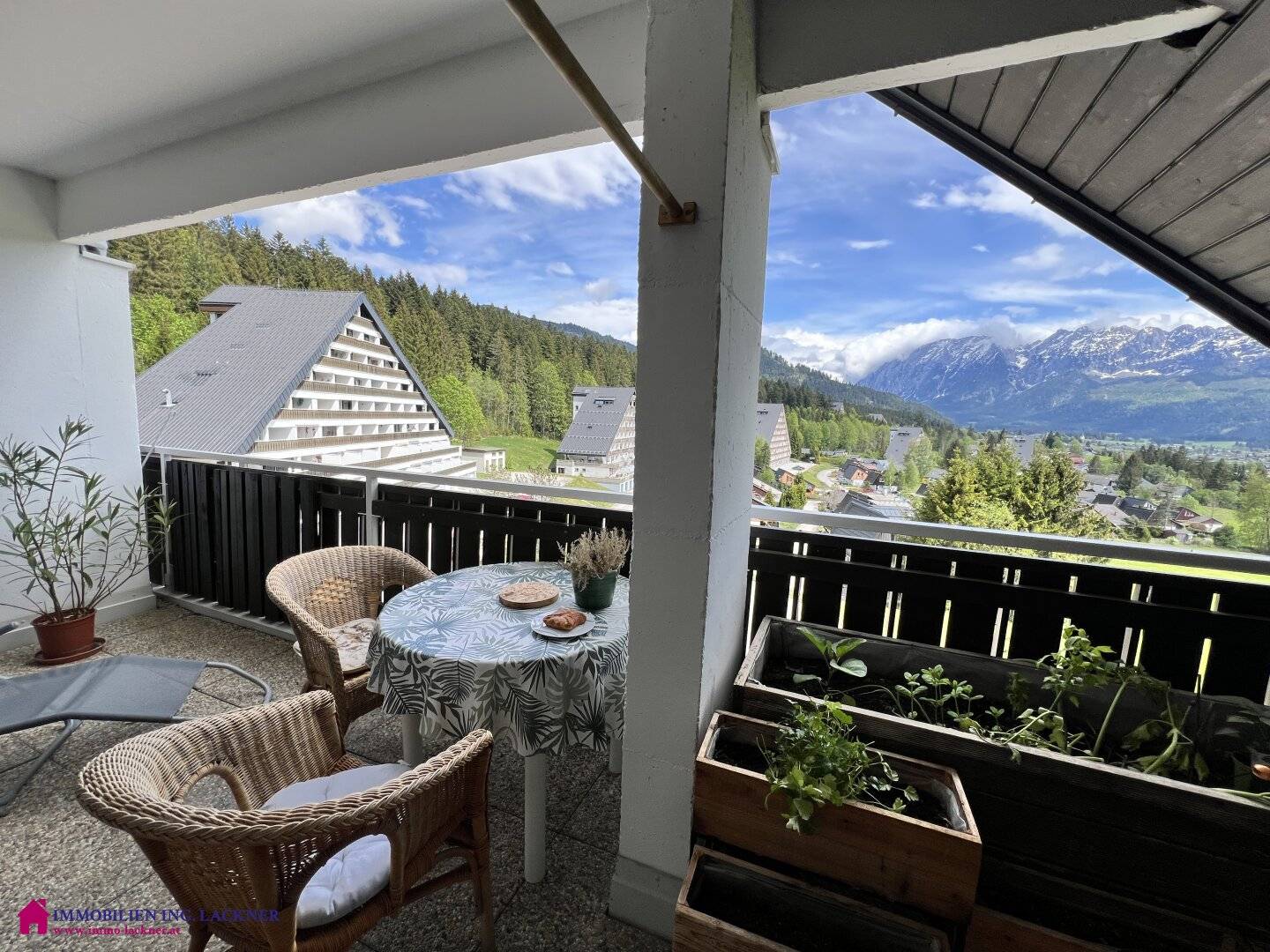Zwei Zimmer Wohnung mit großer Loggia, traumhaften Ausblick und Hallenbad