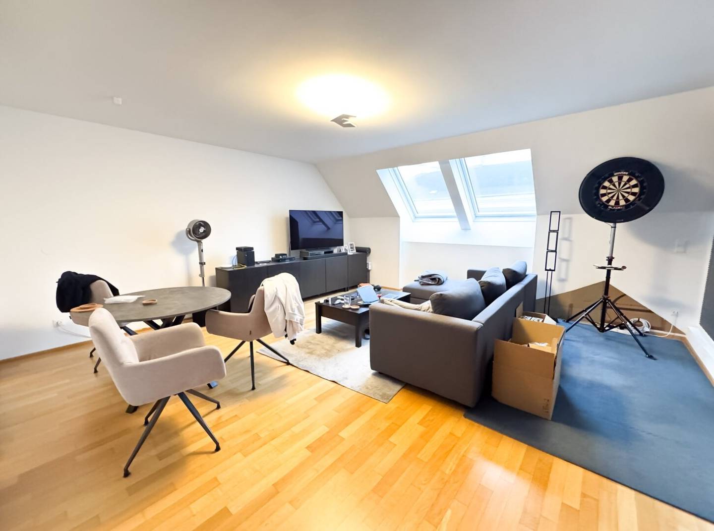 87 m2 Dachgeschoss Maisonette mit 8,74 m2 Terrasse, 4,19 m2 Loggia und Garagenplatz! Nähe Westbahnhof / Burggasse Stadthalle U6