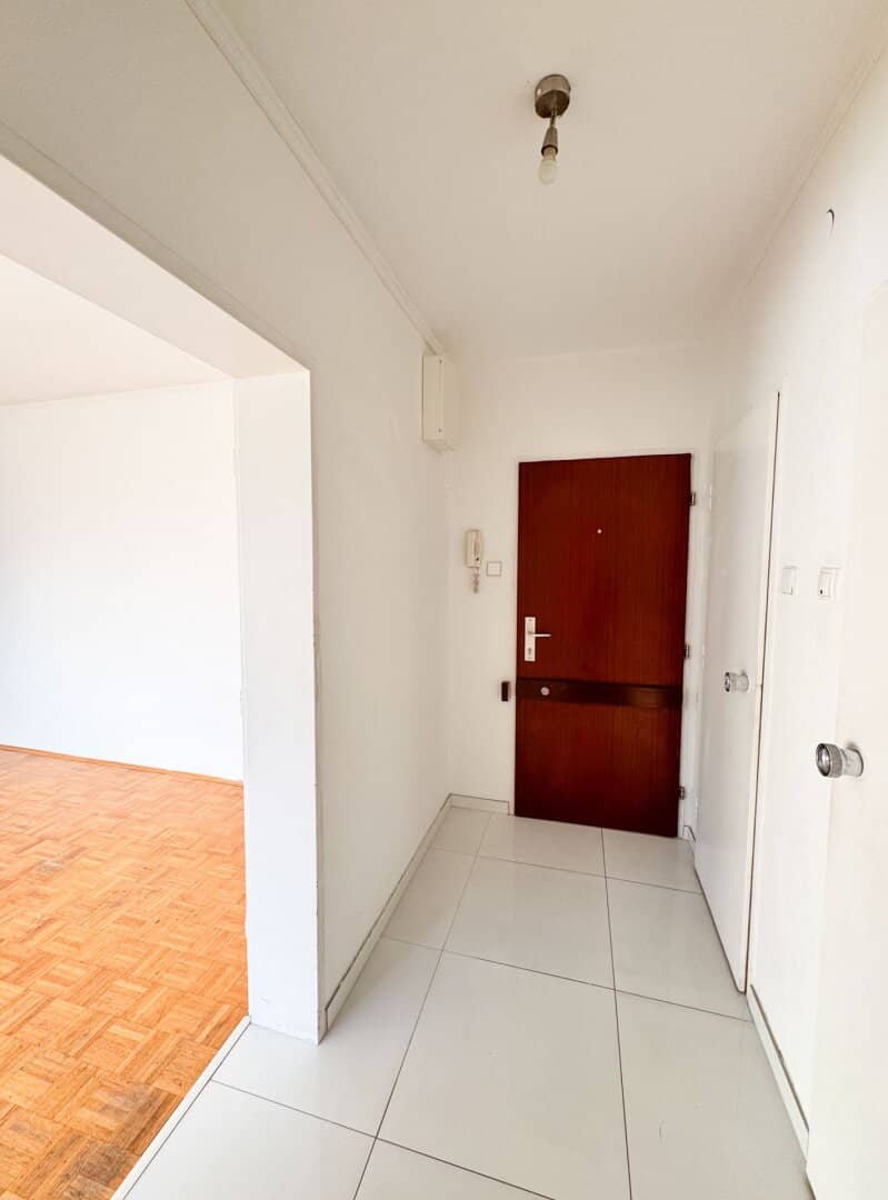 Two-room apartment with loggia for sale near Dresdner Straße U-Bahn