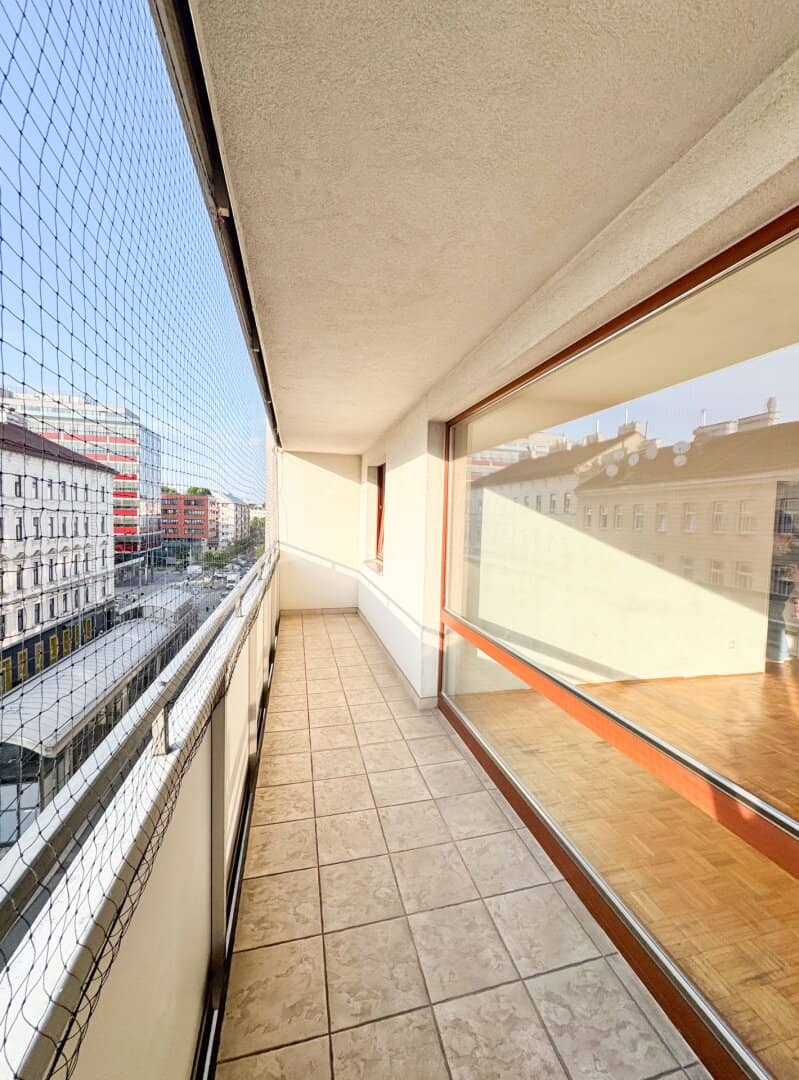 Two-room apartment with loggia for sale near Dresdner Straße U-Bahn