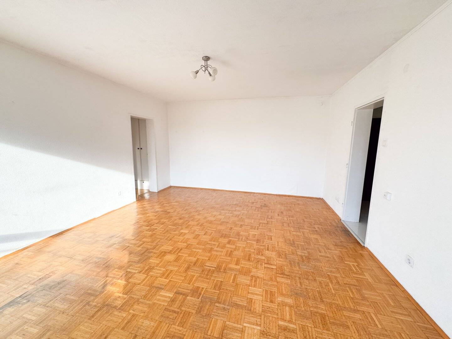 Two-room apartment with loggia for sale near Dresdner Straße U-Bahn