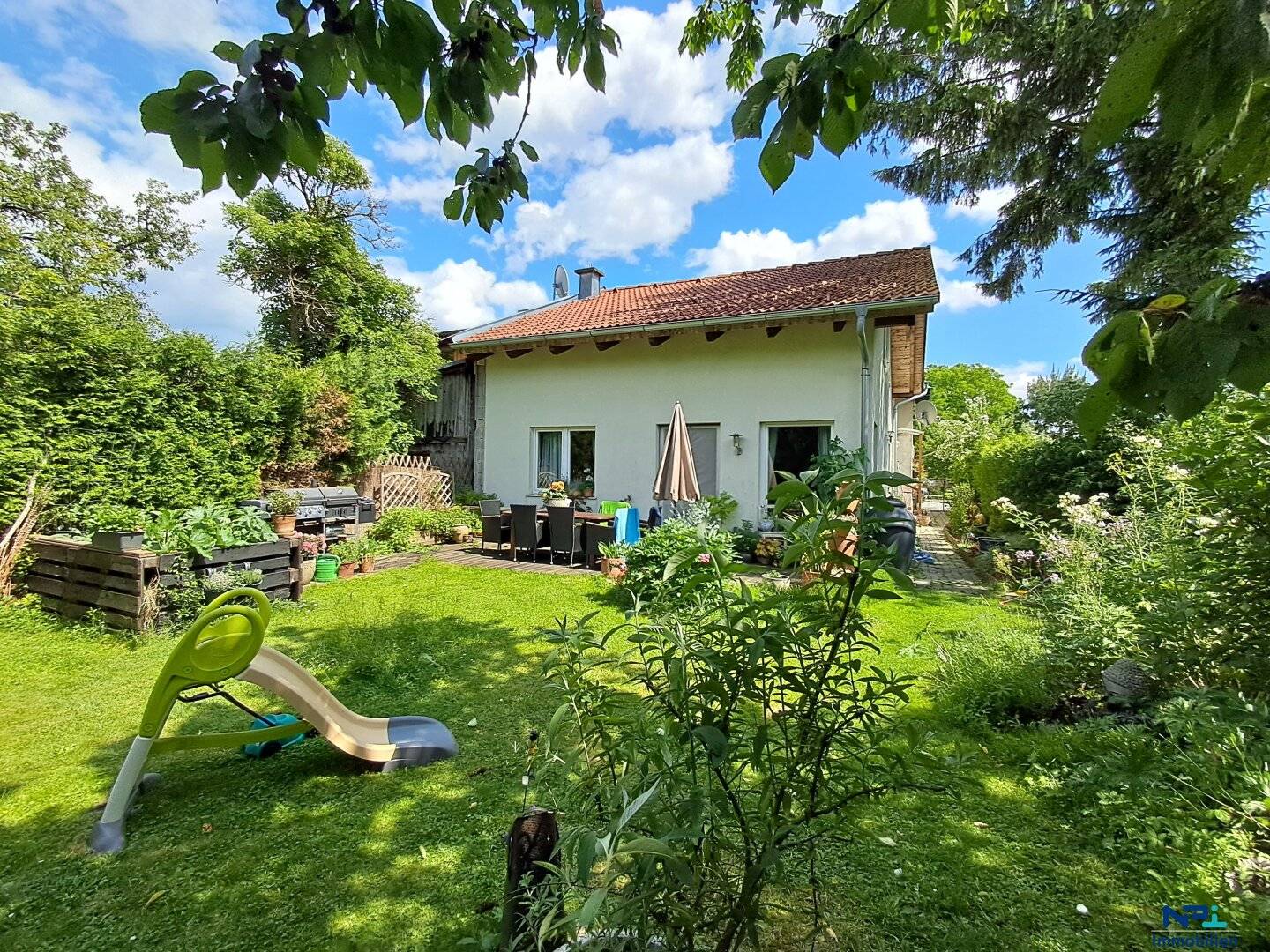 Two single family houses on a plot of land in a quiet location in Pottenstein