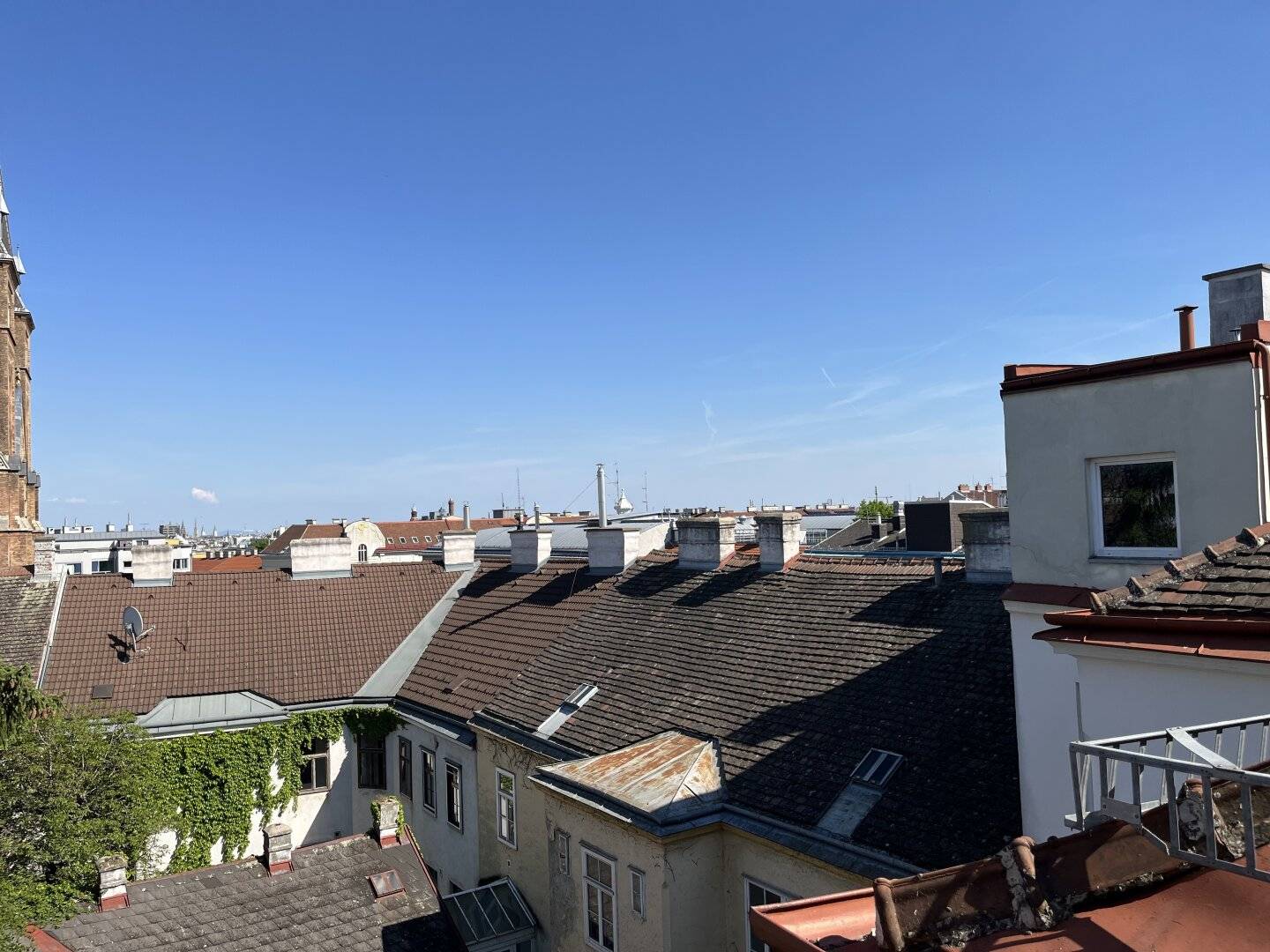 PREISREDUKTION - Rohdachboden in Eckzinshaus nähe Familienplatz