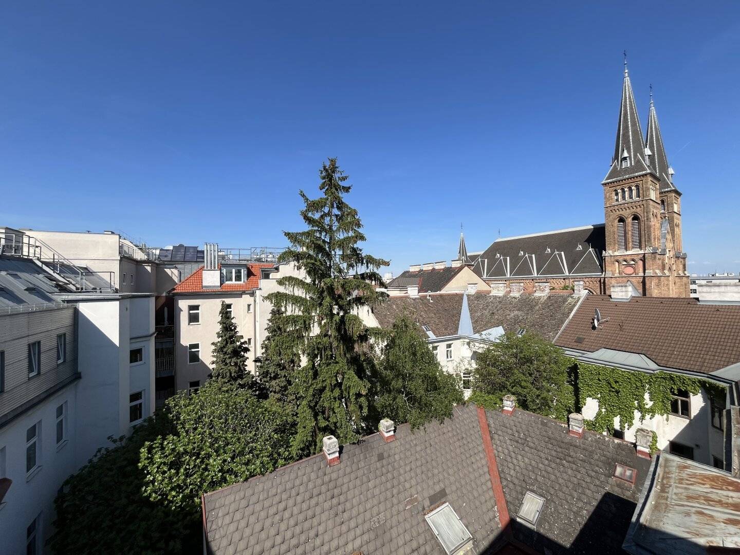 PREISREDUKTION - Rohdachboden in Eckzinshaus nähe Familienplatz