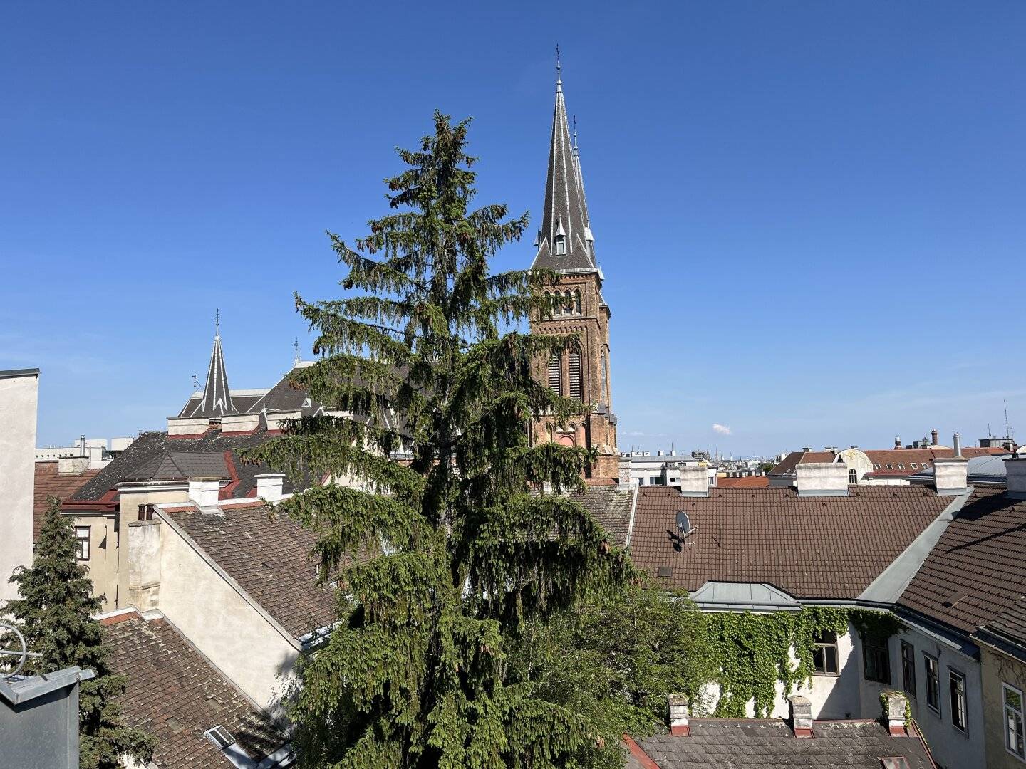 PREISREDUKTION - Rohdachboden in Eckzinshaus nähe Familienplatz