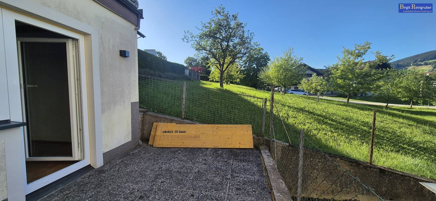 Cozy three room apartment and de? no: German title should be preserved as given;