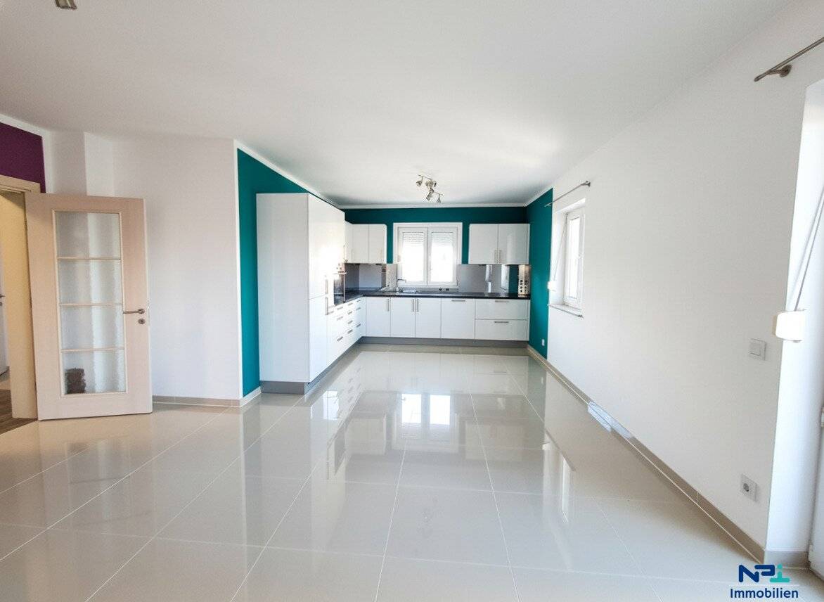 Geräumige Eigentumswohnung mit Balkon, Einbauküche und eigenem Autoabstellplatz