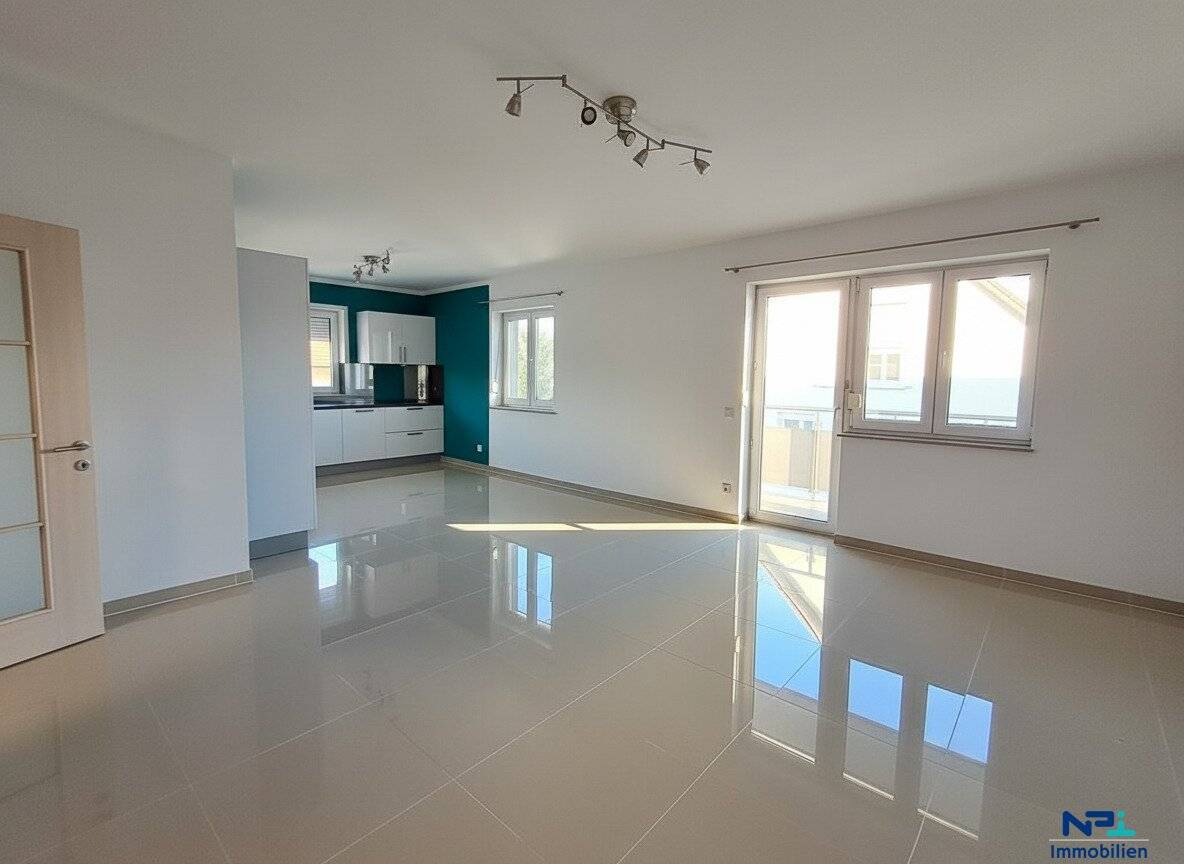 Geräumige Eigentumswohnung mit Balkon, Einbauküche und eigenem Autoabstellplatz
