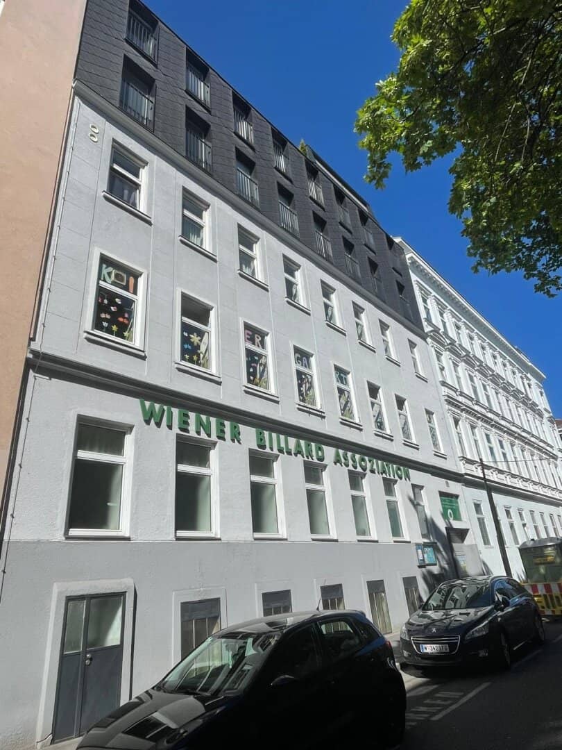 New price. Rented condominium ownership package (63% share) near Stadthalle with over 4.5% yield