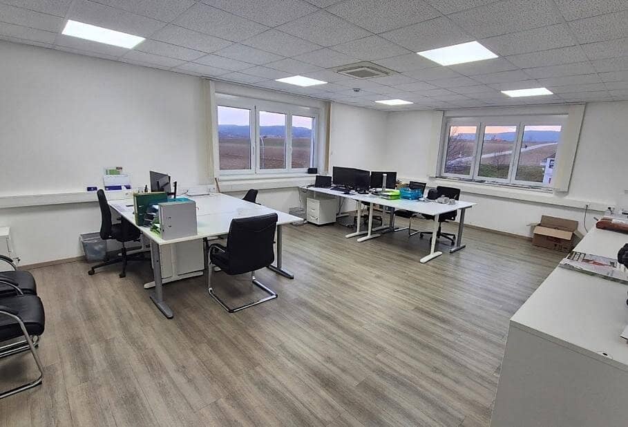 TOP-Betriebsobjekt ca. 6.200 m² - Büro, Hallen und Freifläche zu kaufen