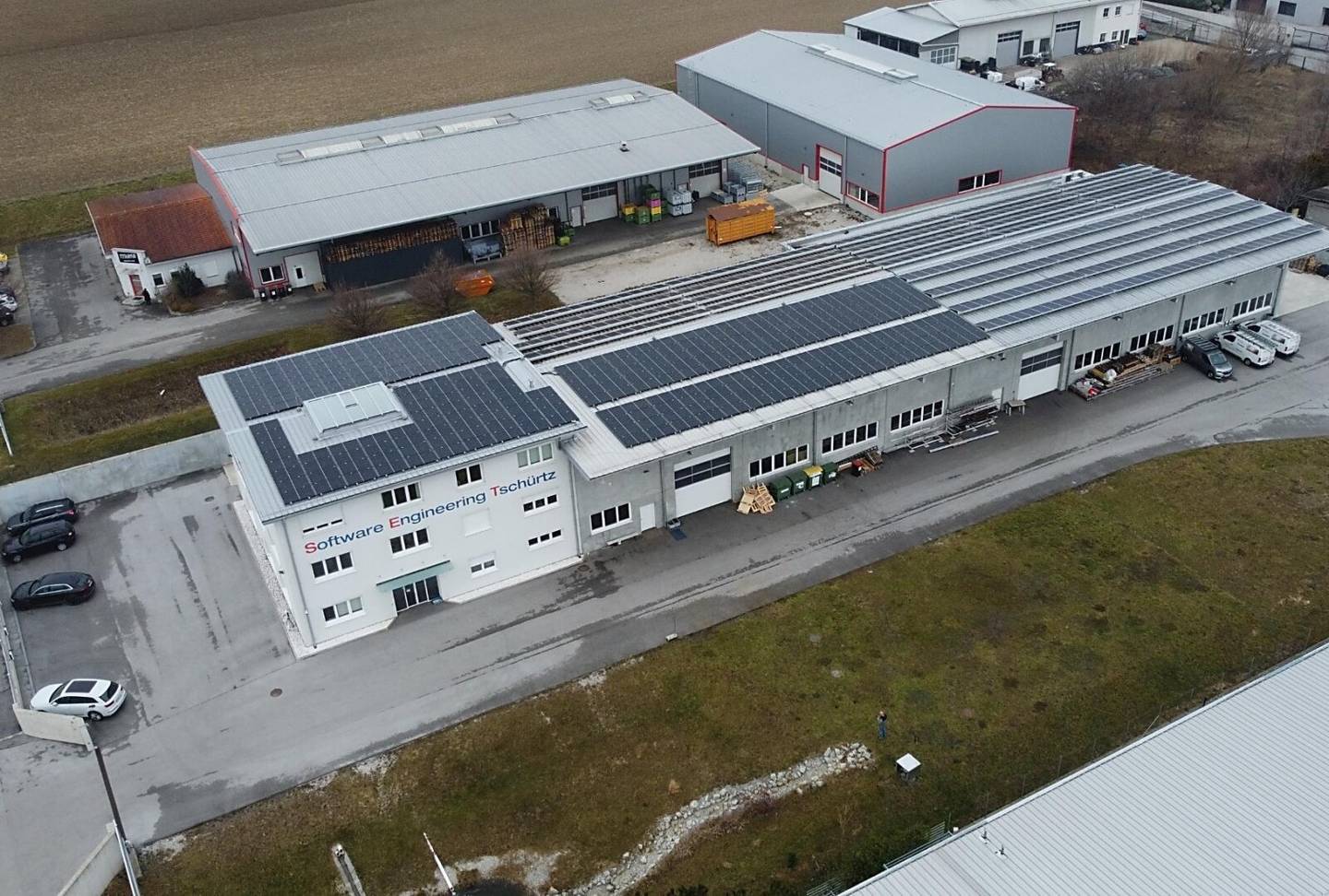 TOP-Betriebsobjekt ca. 6.200 m² - Büro, Hallen und Freifläche zu kaufen