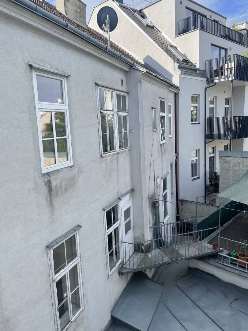 Corner apartment building Near Wienfluss