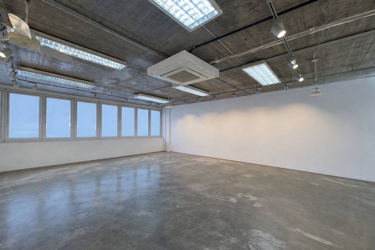 Attractive commercial space in the Fashion Mall Salzburg, your perfect location for showroom, business or office location