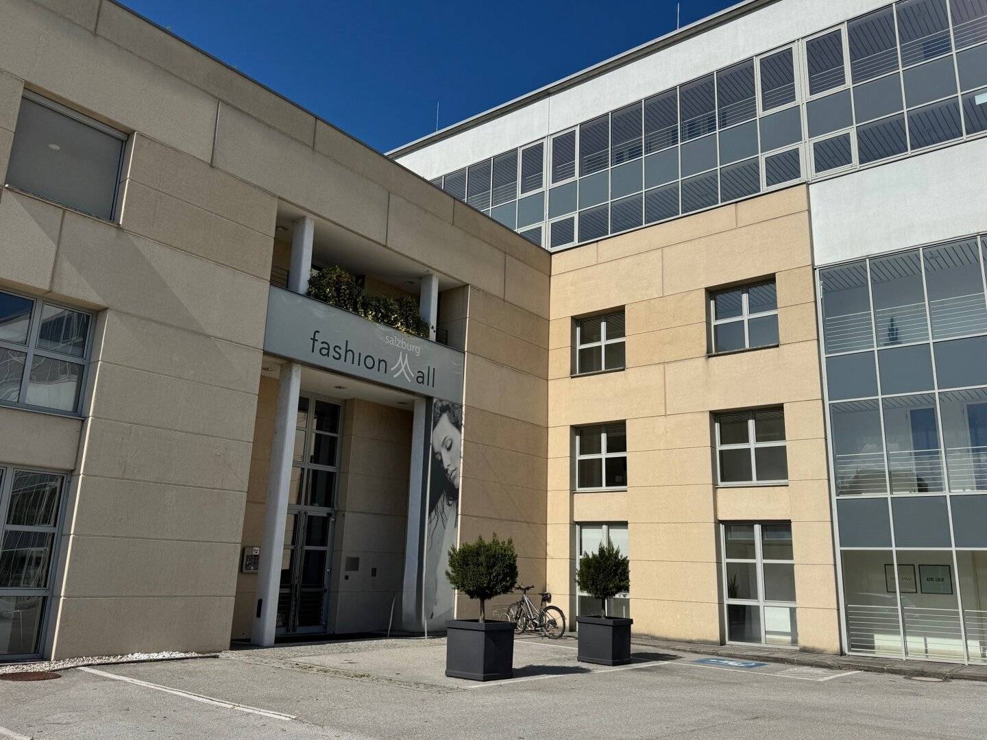 Attractive commercial space in the Fashion Mall Salzburg, your perfect location for showroom, business or office location