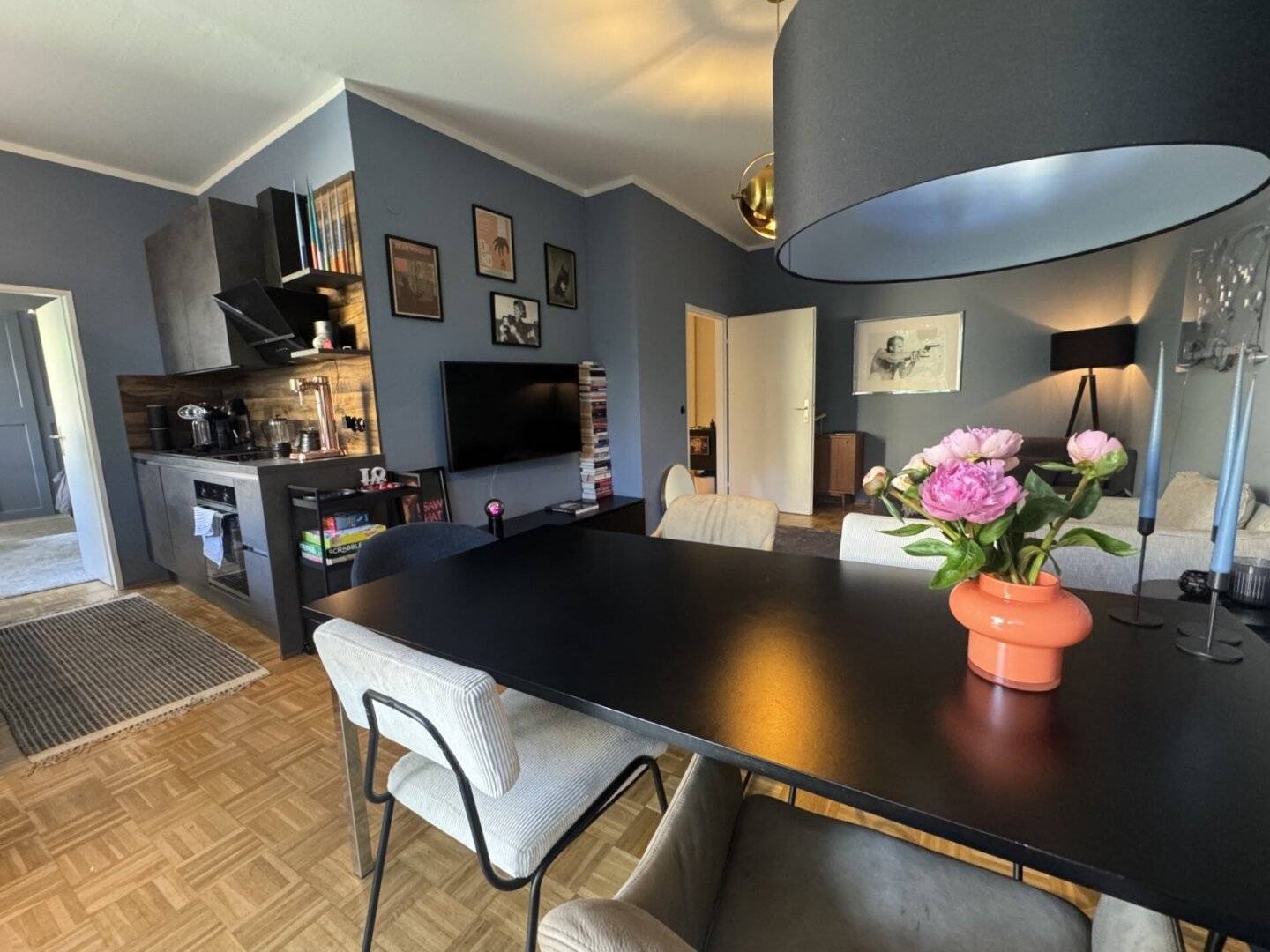 Live centrally, live quietly | Stylish 3 room apartment with balcony and green view | in Andräviertel