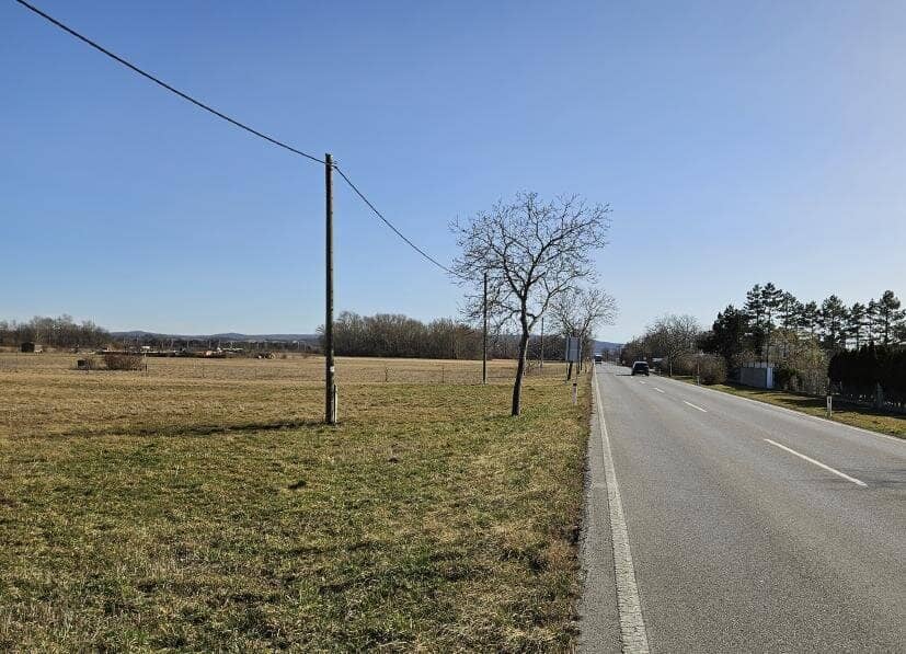 Weigelsdorf: undeveloped plot of land approx. 3,945 m² (not divisible) directly on the B16 for sale