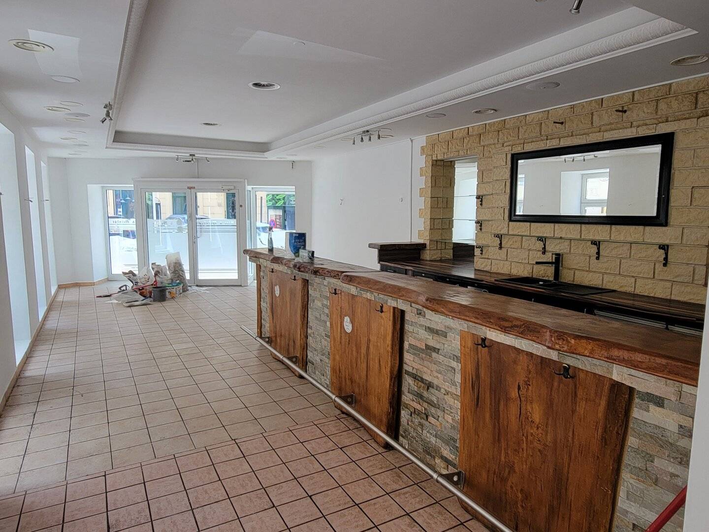 Top corner restaurant with outdoor seating no transfer fee immediate occupancy