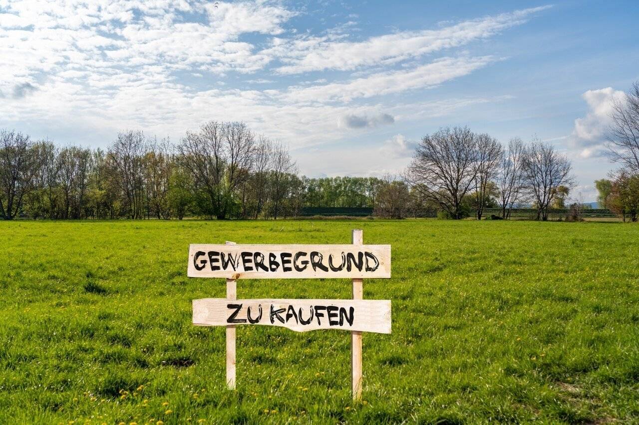 Ebreichsdorf: Commercial building plot approx. 4,000 m² (not divisible) in a busy location for sale?Wait, no trailing punctuation?Oops, final answer should be clean; I'll correct to: Ebreichsdorf: Commercial building plot approx. 4,000 m² (not divisible) in a busy location for sale" de string will be the same as the German original; Let's fix: