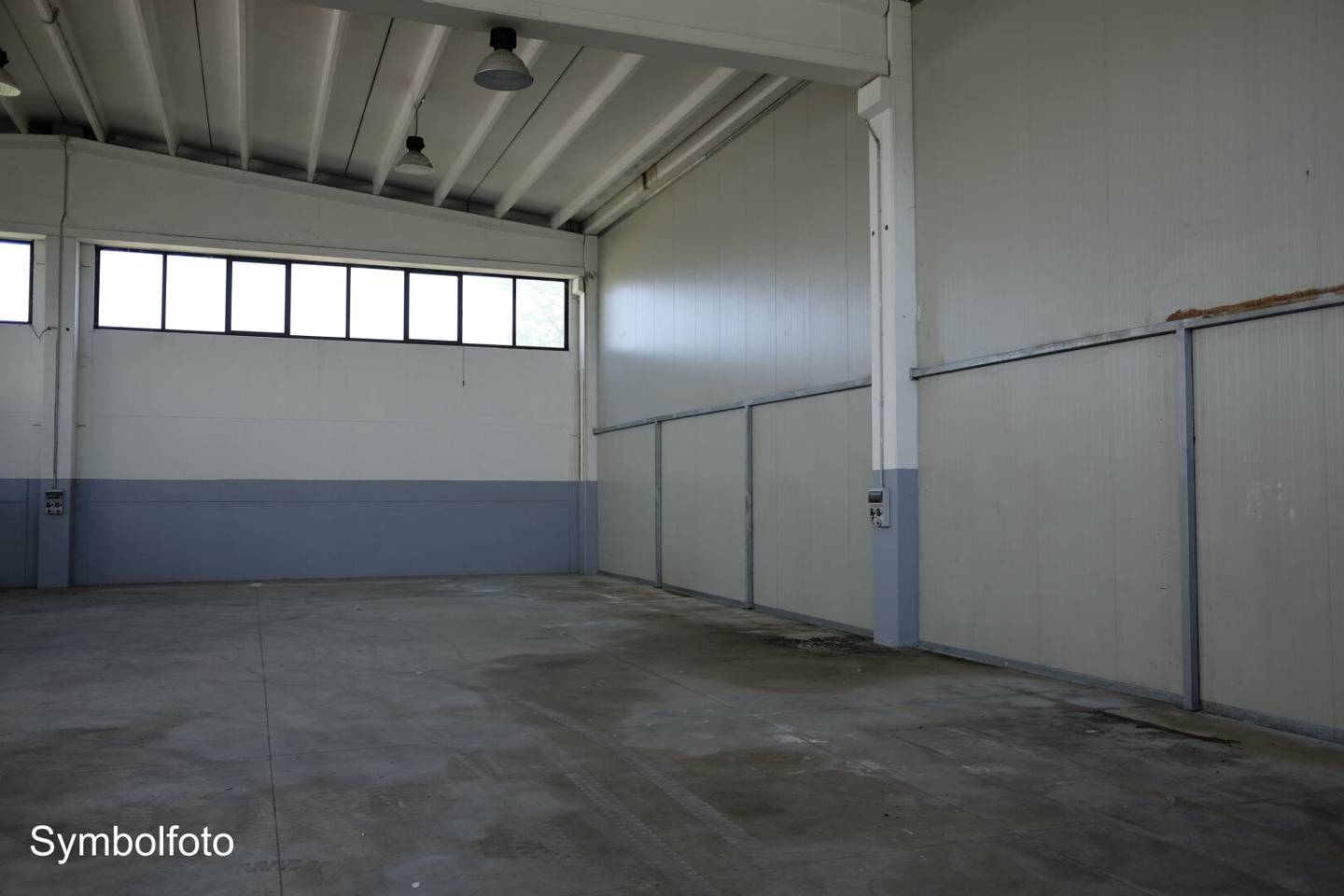 Traiskirchen warehouse hall with small office total area approx 1,500 m² for rent