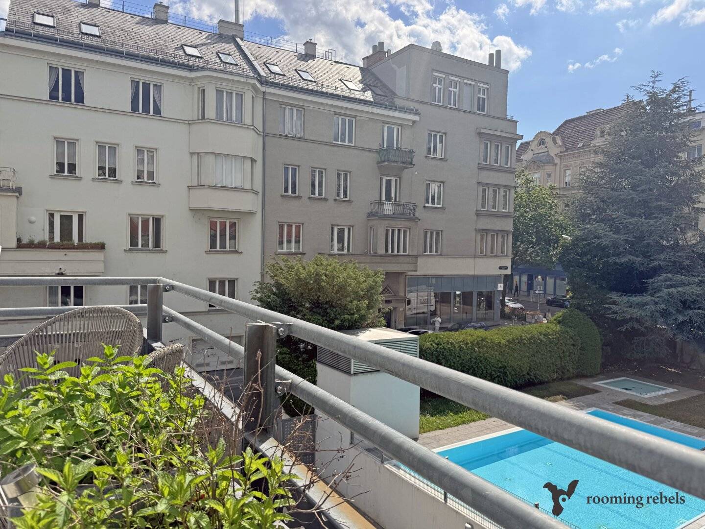 BRUCE ALLMÄCHTIG MIT OUTDOORPOOL