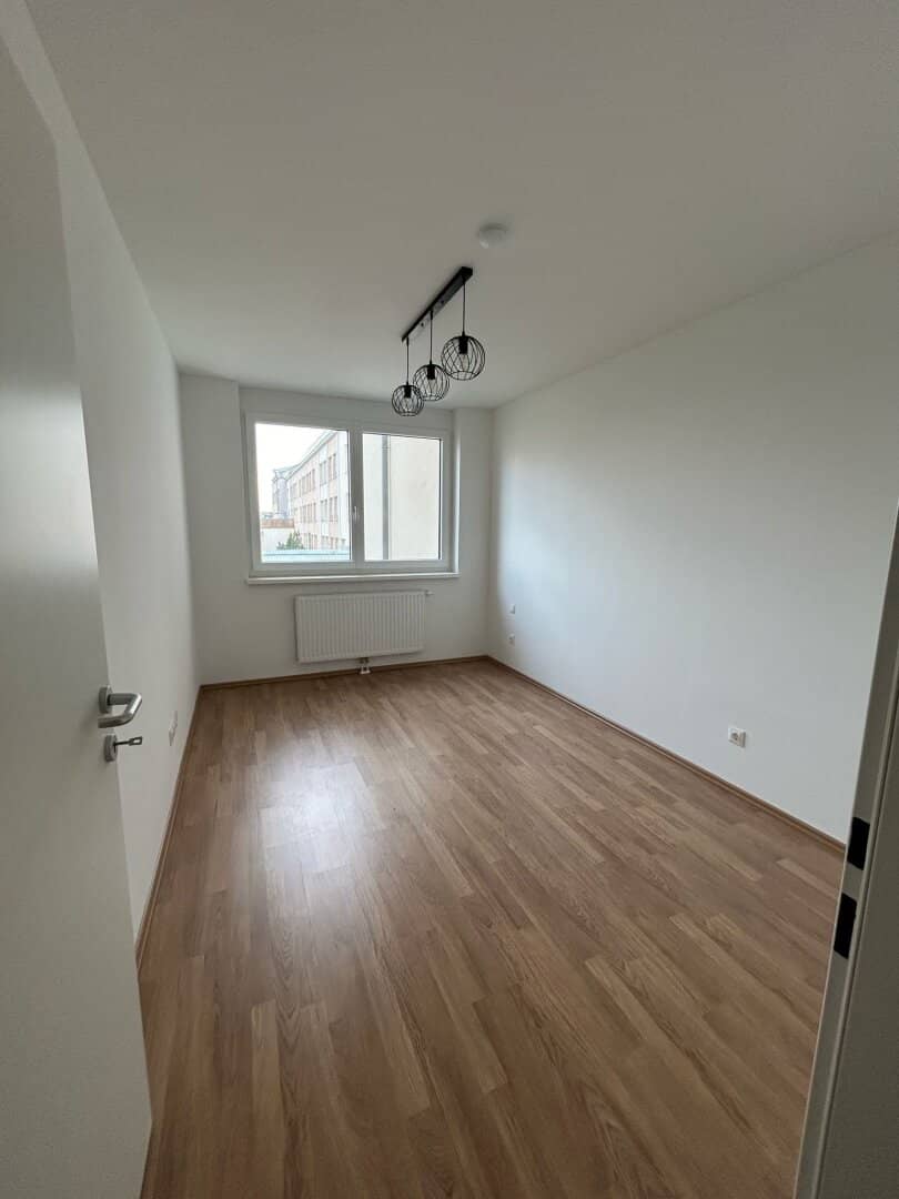 Move In &amp; Feel at Home: 3 Room Apartment with Loggia and Kitchen