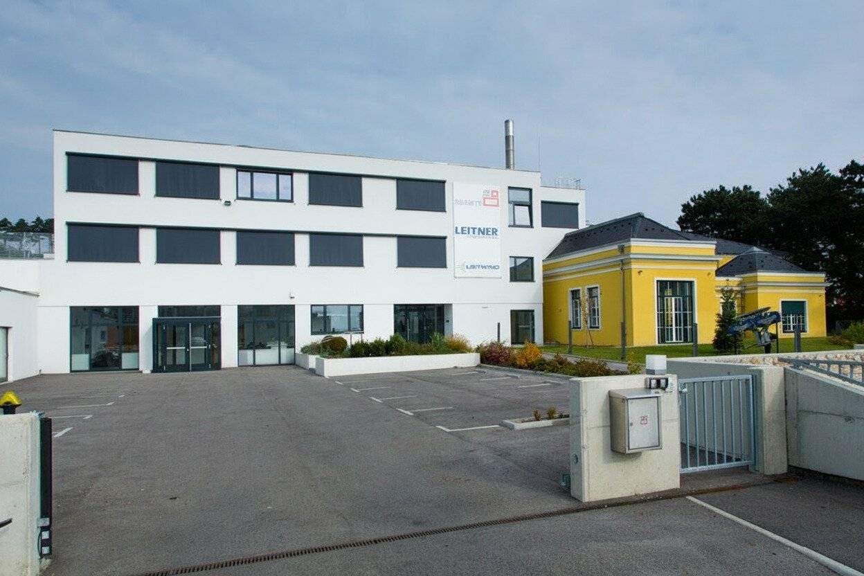 SUPER Summer Promotion: 206 m² Office or Practice for ONLY € 9,-/m² Rent per Month!