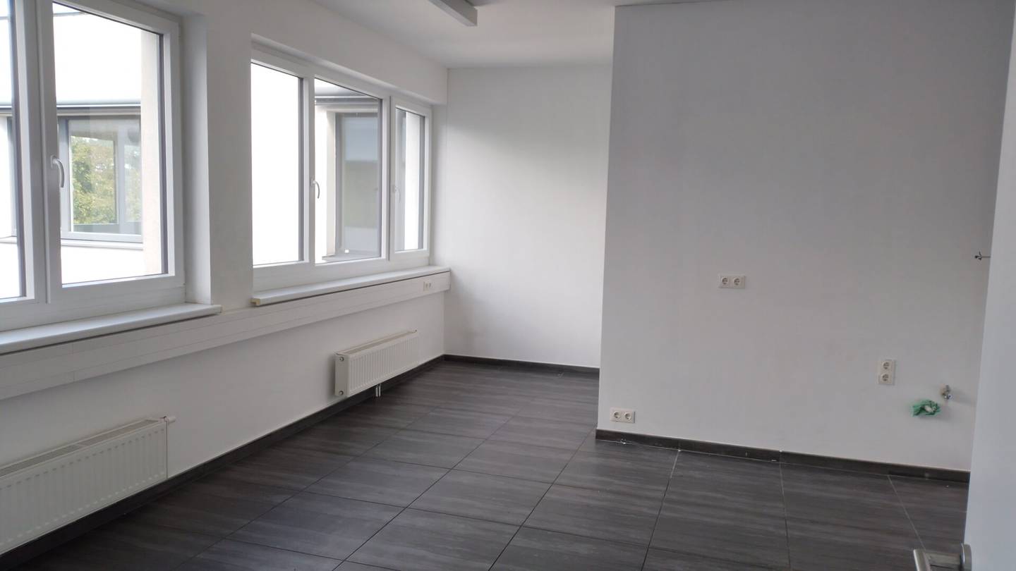 SUPER Summer Promotion: 206 m² Office or Practice for ONLY € 9,-/m² Rent per Month!