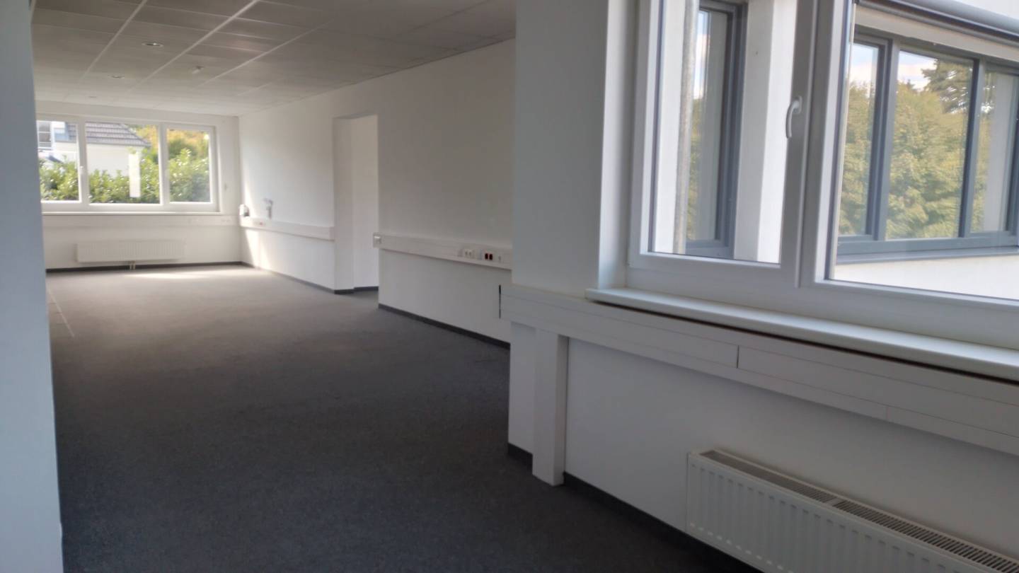Attraktive Dachgeschoss-Büros in flexibler Größe (20 - 49m²) - um EUR 10,--/m² Miete im Monat!
