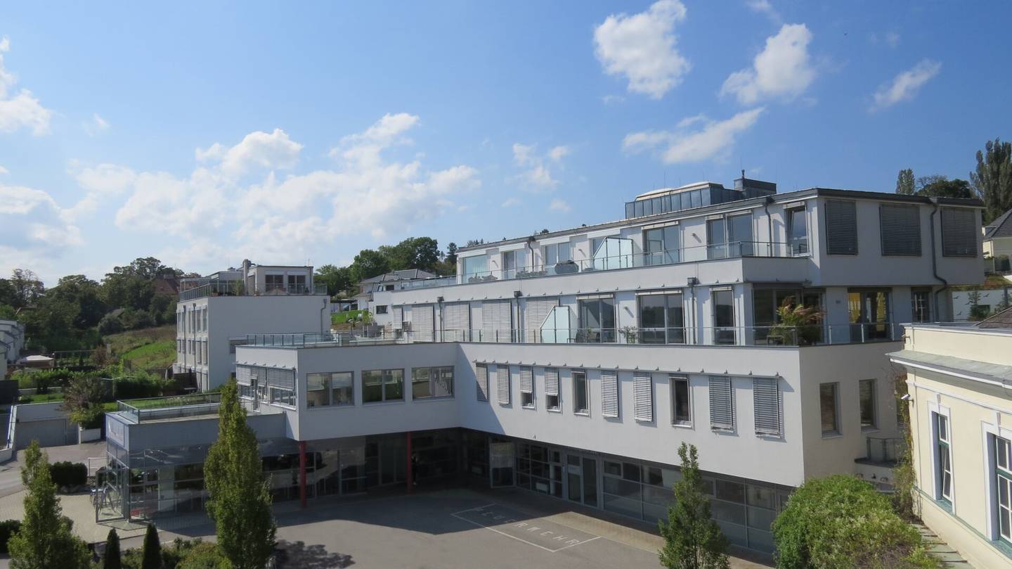 SUPER Summer Promotion! ONLY €9 per m² rent per month! 161 m² office, practice or residential property in Gießhübl