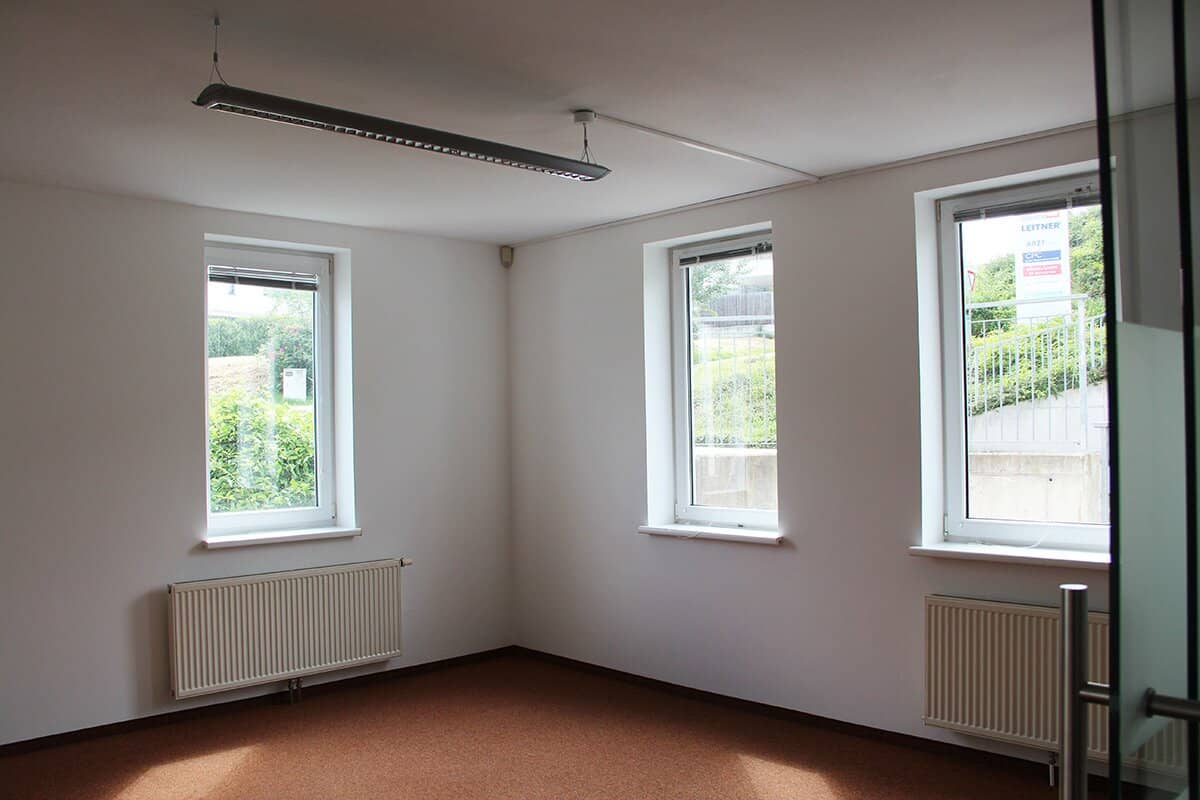 SUPER Summer Promotion! ONLY €9 per m² rent per month! 161 m² office, practice or residential property in Gießhübl