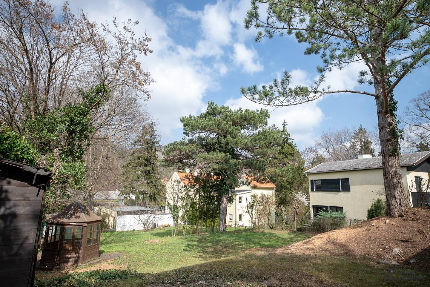 Building plot in Hinterbrühl with top location and potential for new build or renovation