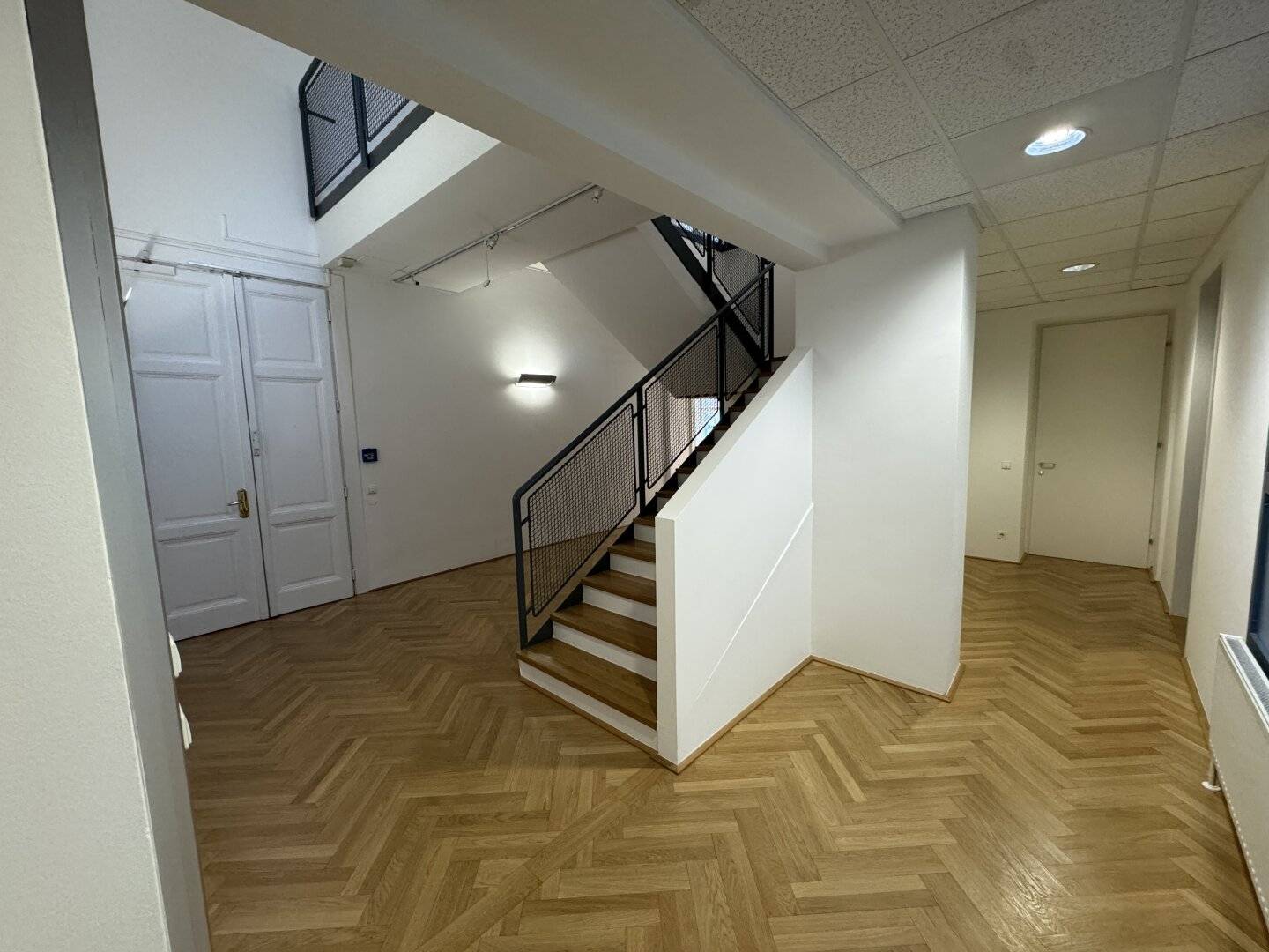 Office space on two levels including generous balcony | Air Conditioning | Rudolfsplatz